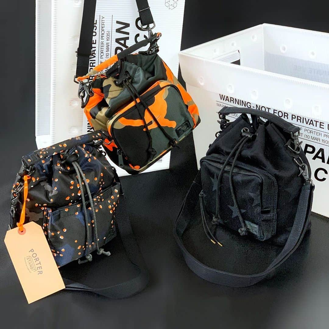 PORTER STANDさんのインスタグラム写真 - (PORTER STANDInstagram)「おはようございます。 本日は、先日再入荷した「BALLOON SAC（バルーンサック）」より、ポータースタンド限定のPS CAMO・PS CHIP CAMO・STATES Verをご紹介いたします。  こちらは日本古来の小物を持ち歩くための袋である巾着からインスピレーションを得ており、口元は紐の調整によって開閉します。取り外し可能なショルダーストラップとハンドルが付属し、ショルダーバッグとしてはもちろん、ハンドバッグとしてもお使いいただけます。お出かけに欠かせないウォレットやスマートフォンなどの必需品がちょうど収まるサイズ感。ギフトにもおすすめのアイテムです。 是非店頭でお手にとってご覧ください。  BALLOON SAC PS CHIP CAMO Ver.（左） ￥21,500（税別） PS CAMO Ver.（中央） ￥21,500（税別） STATES Ver. （右）￥21,500（税別）  #yoshidakaban #porter #吉田カバン #ポーター #luggagelabel #porteryoshida #porterflagshipstore #kurachikabyporter #porterseoul #potr #madeinjapan #japan #porterstand #shinagawa #tokyo #station #balloonsac #shoulderbag #handbag #pouch #gift #limited」6月22日 8時05分 - porter_stand