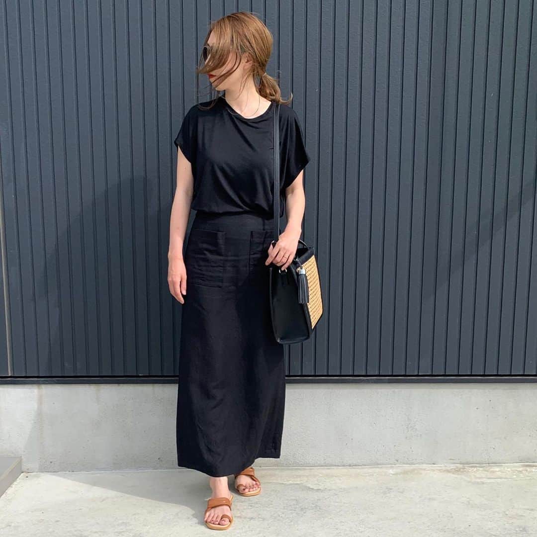 ryuu79hinaのインスタグラム：「#いつコ ♡ ・ ・ ・ 全身ブラック🖤 👡だけブラウンが可愛い🐻💕 ・ ・ ・ 2日前…お店の大掃除したんだけど…その疲れをまだ引きづってる🤦‍♀️←これって歳かぁ…🤭😂 ・ ・ ・ 👕・@uniqlo #ユニクロ#UNIQLO 👖・#whimgazette 👡・#lavishgate 👜・#ZARA ・ ・ ・ ┈┈┈┈┈┈┈┈┈┈┈┈┈┈┈┈」