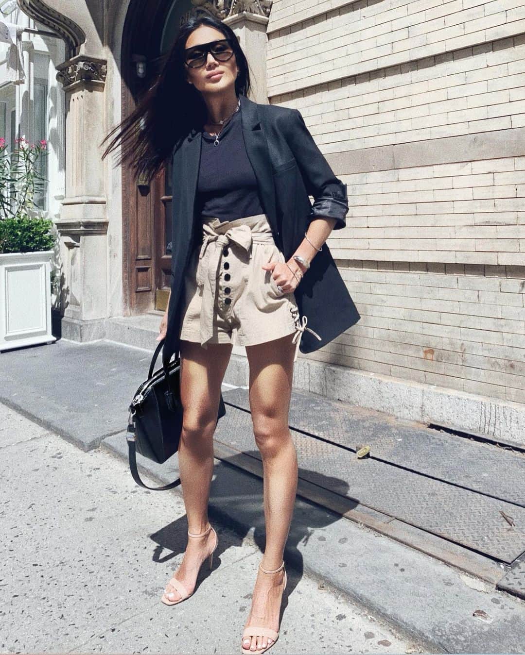 マリッサ・ウェッブのインスタグラム：「SOME weeks just need to end.... hello Friday!  Happy there’s always another Monday. .............................................................. Please tap for tags  #reset #refresh #friyay #mwstyled #outfits #nycfashion #marissawebb #elevatedcasual #daytonight #happyfriday #mweverydayanywhere #wiw #wtw #ootd」
