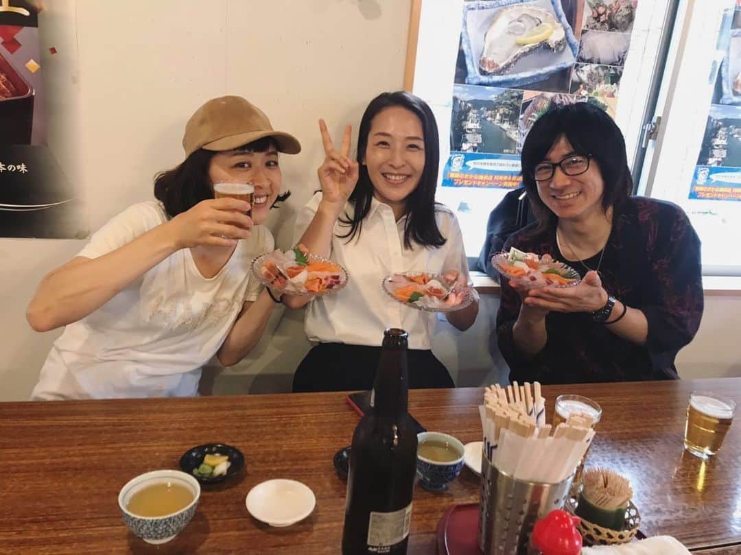 のインスタグラム：「オフタイムショーット😆へへ . 撮影が全て無事に終了いたしました‼️ 👏🏻👏🏻👏🏻👏🏻👏🏻 終わってから、海鮮丼〜ウニ〜 そして1週間ぶりのビール😭🍺！笑 イェーイイェーイ！ . 1枚目は、 女優の清水琴さん、 俳優の江村修平さんと 😆🍻 . 帰りにはめちゃくちゃレトロな ゲームセンターに立ち寄り、 大人皆んなで大はしゃぎ🕺🏻💕 . 琴さん、 「特に欲しいものないけどやってみよ〜」 . 🤣🤣 . とっても楽しかったです〜！ . まだ沢山写真あるので、 もういいよってくらいアップしていこうと 思います...😳笑」