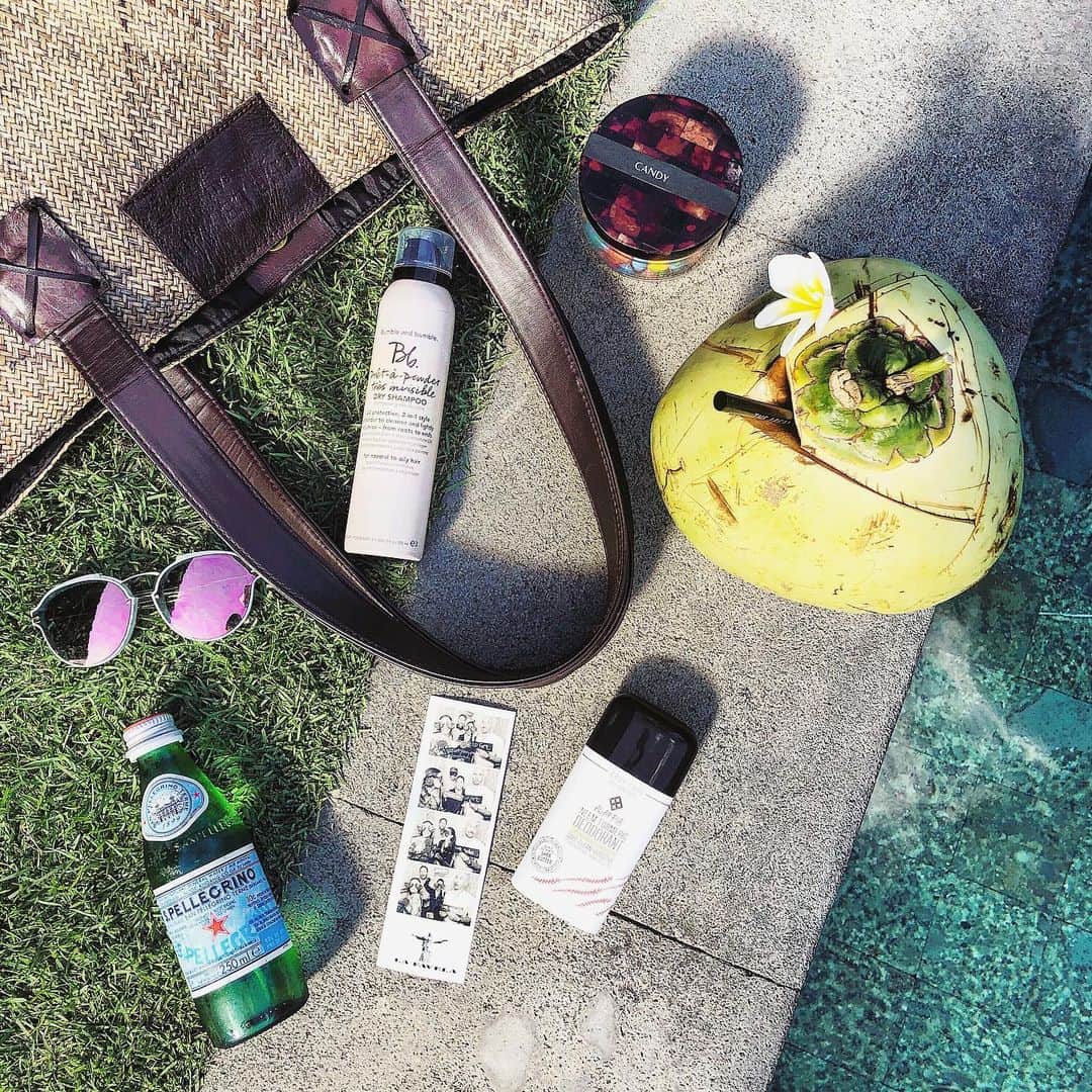 My chan || 舞ちゃんのインスタグラム：「I’m definitely the outdoorsy type. Especially if there’s wifi and pool service🥂✨ #WhatsinMyBag 外大好き！特にWi-Fiとプールサービスがあれば嬉しいなー🥂✨」