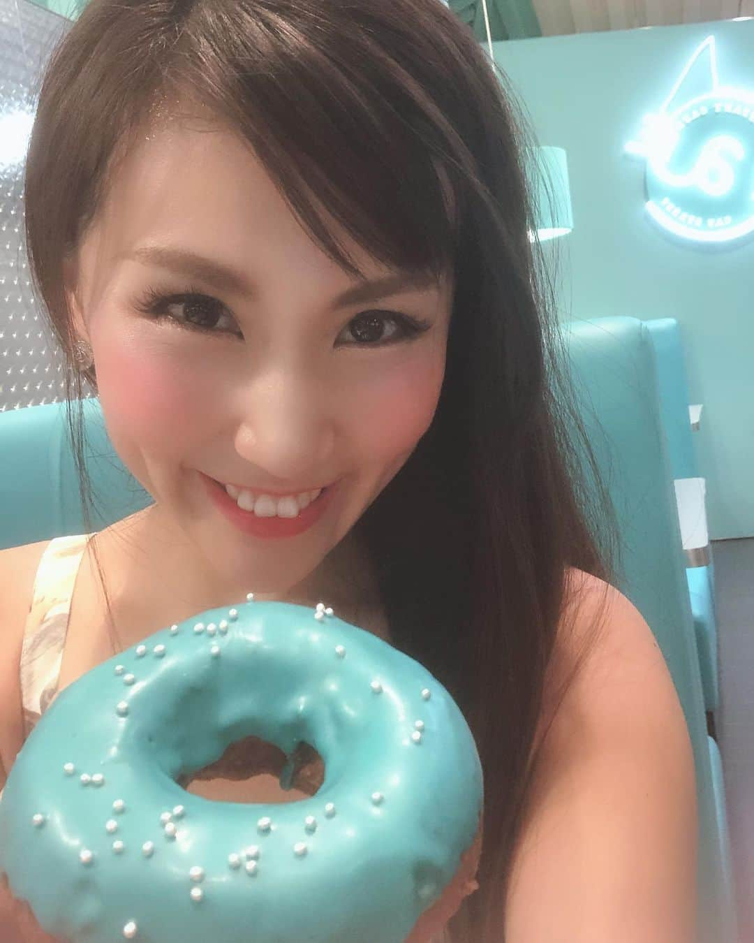 岡村真依さんのインスタグラム写真 - (岡村真依Instagram)「青いドーナッツ🍩他で売ってたら買わないと思う😂😂😂 ・ #tiffanyandco #tiffany #tiffanycafe #tiffanyblue #ティファニー #どーぞ #ドーナッツ #可愛い💕 #instagramer #インスタグラマー #汗かいてる 😂 #オールドファッション の味 #💋」6月22日 14時14分 - maimai_maai