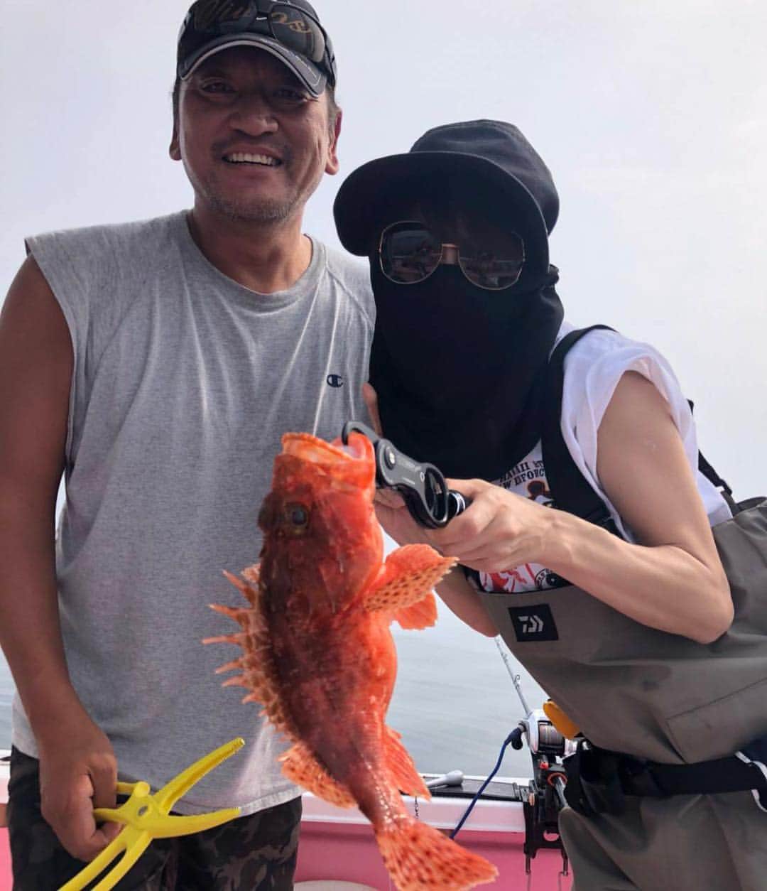 榎本加奈子のインスタグラム：「#オニカサゴ #釣り #夏#釣り#🎣#私が釣りました#✌ #大魔神#真鶴#日焼け対策 にこの帽子はオススメです#🤣 #fishing #instagood」