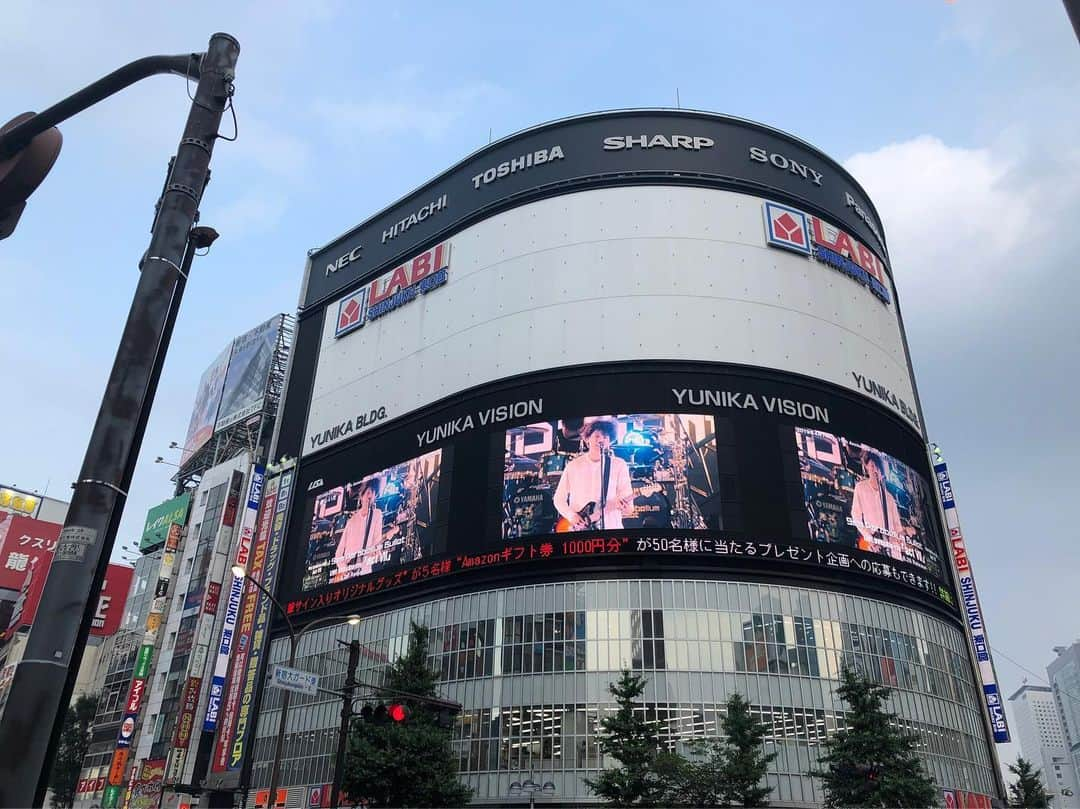 菅原卓郎さんのインスタグラム写真 - (菅原卓郎Instagram)「これがユニカビジョンの様子です❾ スタッフが撮ってきてくれました📷デカイ！！ 月曜までなのでみなさん是非に😎  _______________________ 【act Ⅶ】発売記念！ 西武新宿駅前ユニカビジョンで9mm特集放映決定！  4/14『東西フリーライブ』＠日比谷野外大音楽堂より、 7曲ノーカットフルバージョンが楽しめます。 さらに、専用アプリ連動企画も実施されるので、 ぜひ発売に先駆けて大画面で流れる映像を楽しんでください！ ===== ＜放映日時＞6月20日(木)～6月24日(月) 11時 13時 15時 17時 19時から約28分間 ※時間は予告なく変更になる場合がございます ===== 詳しくはhttp://9mm.jp  _______________________  #9mmParabellumBullet #actⅦ #新宿 #ユニカビジョン #ヤマダ電機」6月22日 8時45分 - takuro_sugawara