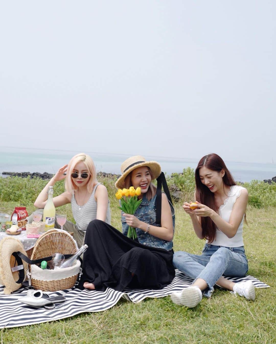 ティナ さんのインスタグラム写真 - (ティナ Instagram)「All laugh in the Jeju sun with such beautiful souls☀️ #akoco #akocoinjeju #akocofam #akocoflawlessvacation #제주 #jeju @akoco_official」6月22日 8時49分 - soobeanie_