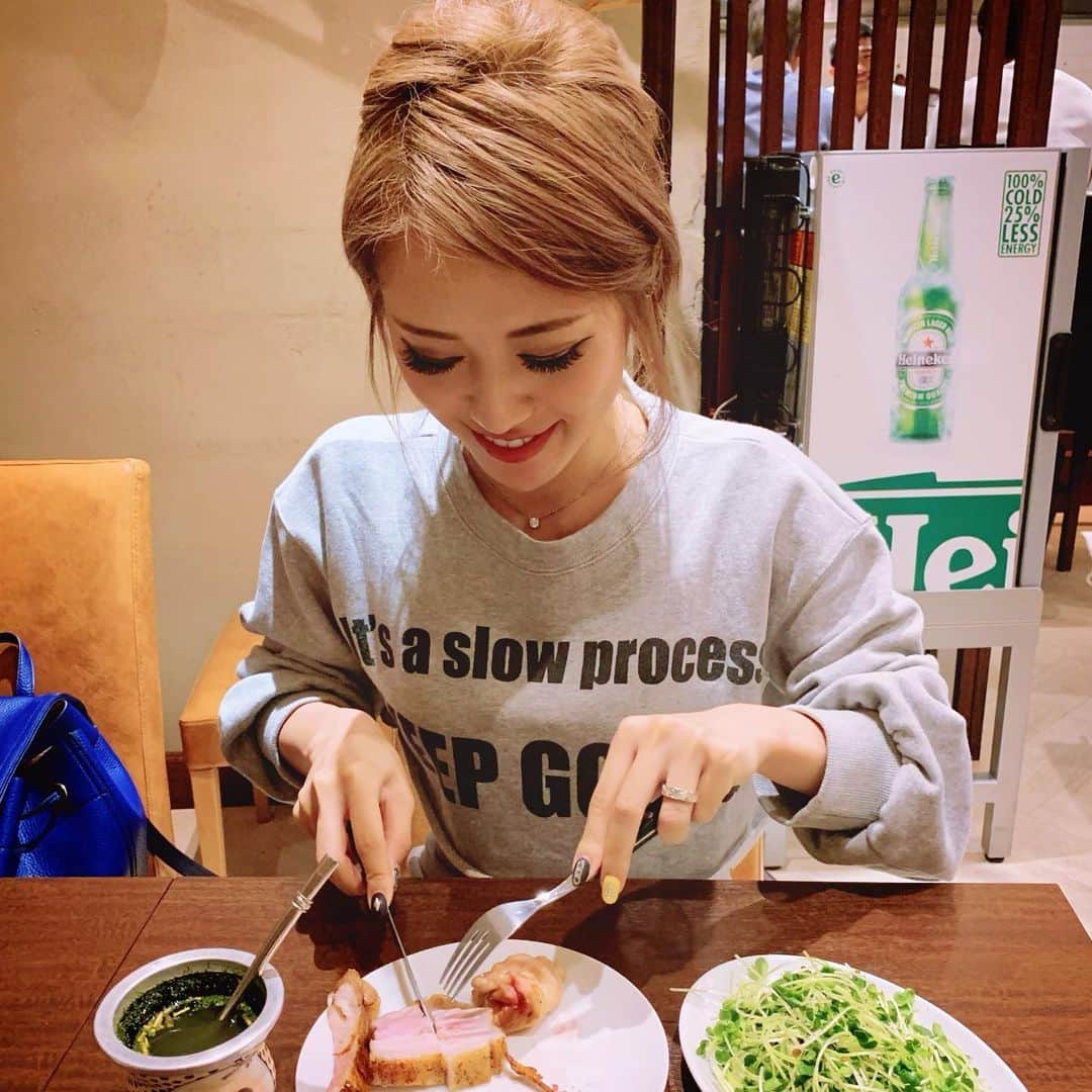 五月千和加さんのインスタグラム写真 - (五月千和加Instagram)「. 肉肉肉🍖🥓🥩 毎日お肉食べてる😉💪🏻✨✨ . @nikukai_uno は赤身のお肉食べ放題！ 牧草牛だから健康にも良し！ ヘルシーでお腹いっぱいになる💖 . #肉塊uno #肉塊 #夕食 #ご飯 #タンパク質 #健康 #健康美 #筋肉 #美ボディ #美ボディ作り #食べ放題 #恵比寿 #meat #dinner #bodymake #body #tokyo #グルメ #restaurant #レストラン #armani #armaniexchange #アルマーニ #アルマーニエクスチェンジ #ステーキ #ダイエット #健康美 #ヘルシーフード」6月22日 8時54分 - satsuki_senwaka