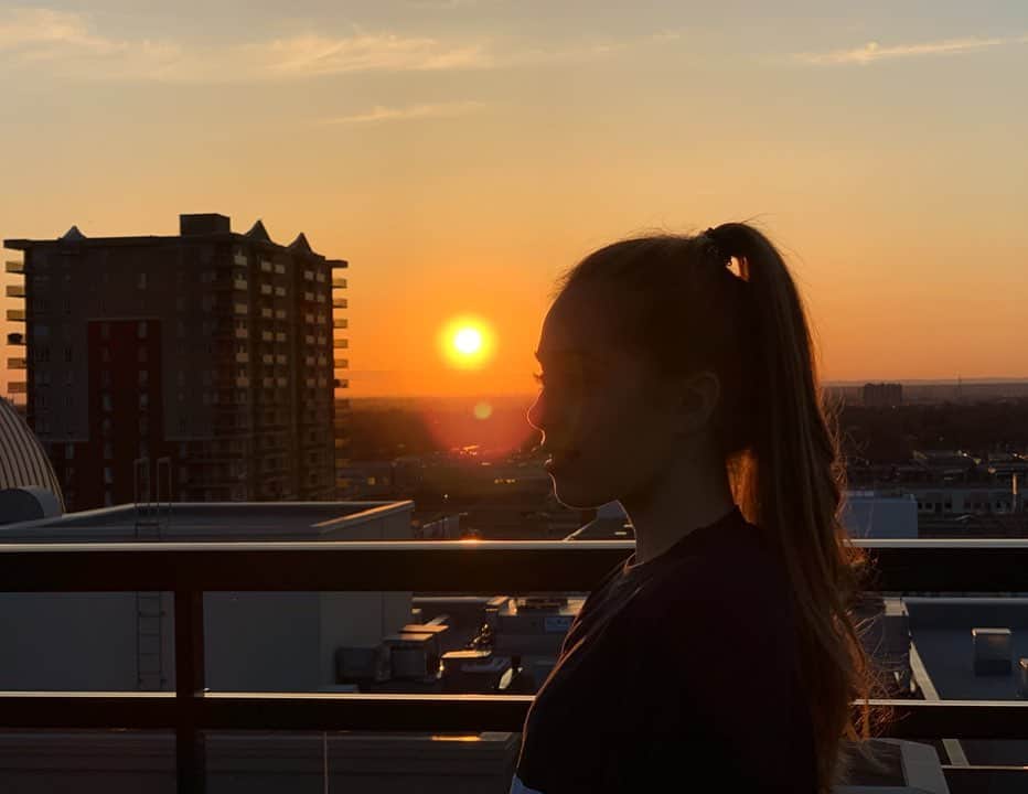 Justine Brasseurのインスタグラム：「Sunsets are proof that no matter what happens, every day can end beautifully🌅 #ilovesunsets #mtlview 📷: @isabellagamez」