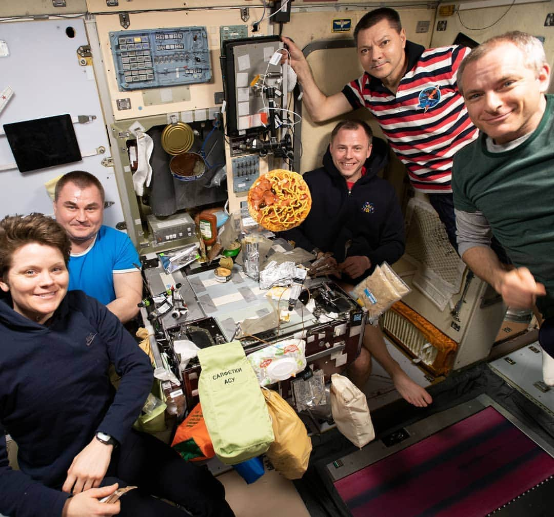 国際宇宙ステーションさんのインスタグラム写真 - (国際宇宙ステーションInstagram)「It's a flying pizza aboard the space station and it is loaded with toppings! From left, inside the Zvezda service module are, Flight Engineers Anne McClain, Alexey Ovchinin and Nick Hague; Commander Oleg Kononenko and Flight Engineer David Saint-Jacques.  #flying #pizza #dinner #nasa #roscosmos #csa #astronaut #cosmonaut #international #space #station」6月22日 9時04分 - iss