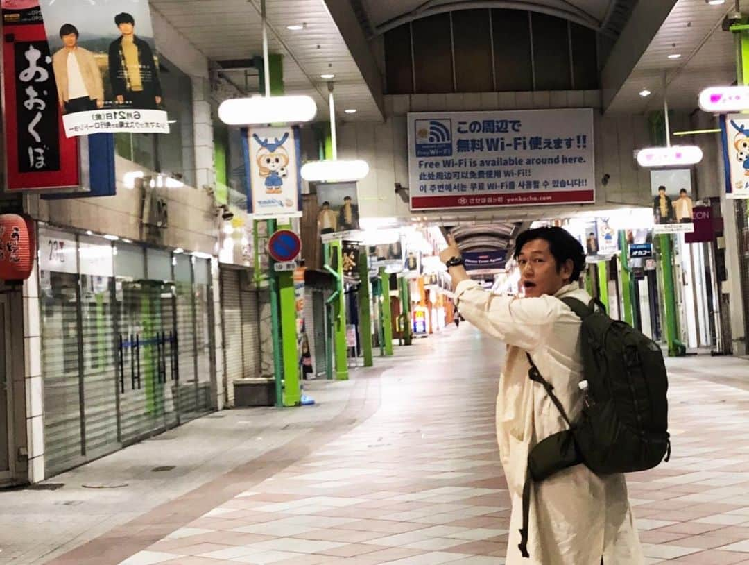 井浦新さんのインスタグラム写真 - (井浦新Instagram)「深夜の佐世保 シネマボックス太陽へ向かってると アーケードがこはく一色に！ 感動です ミッドナイト上映も満員御礼！！ 驚きです 佐世保のこはく熱が凄まじい💥 こんな嬉しいことはない ありがとうございます  シネマボックス太陽では なんとエレベーターで模写れます そして横尾監督の似顔絵があったので 監督も模写ってました だいぶ顔盛ってます 模写ると顔みんな盛ってしまうようです ⚠️お気をつけください  さぁ 今日もシネマボックス太陽でお待ちしてます  #映画こはく #横尾組 #ポスター模写シリーズ #模写る #みんなも模写して投稿しよう #監督もまさかの模写」6月22日 9時13分 - el_arata_nest