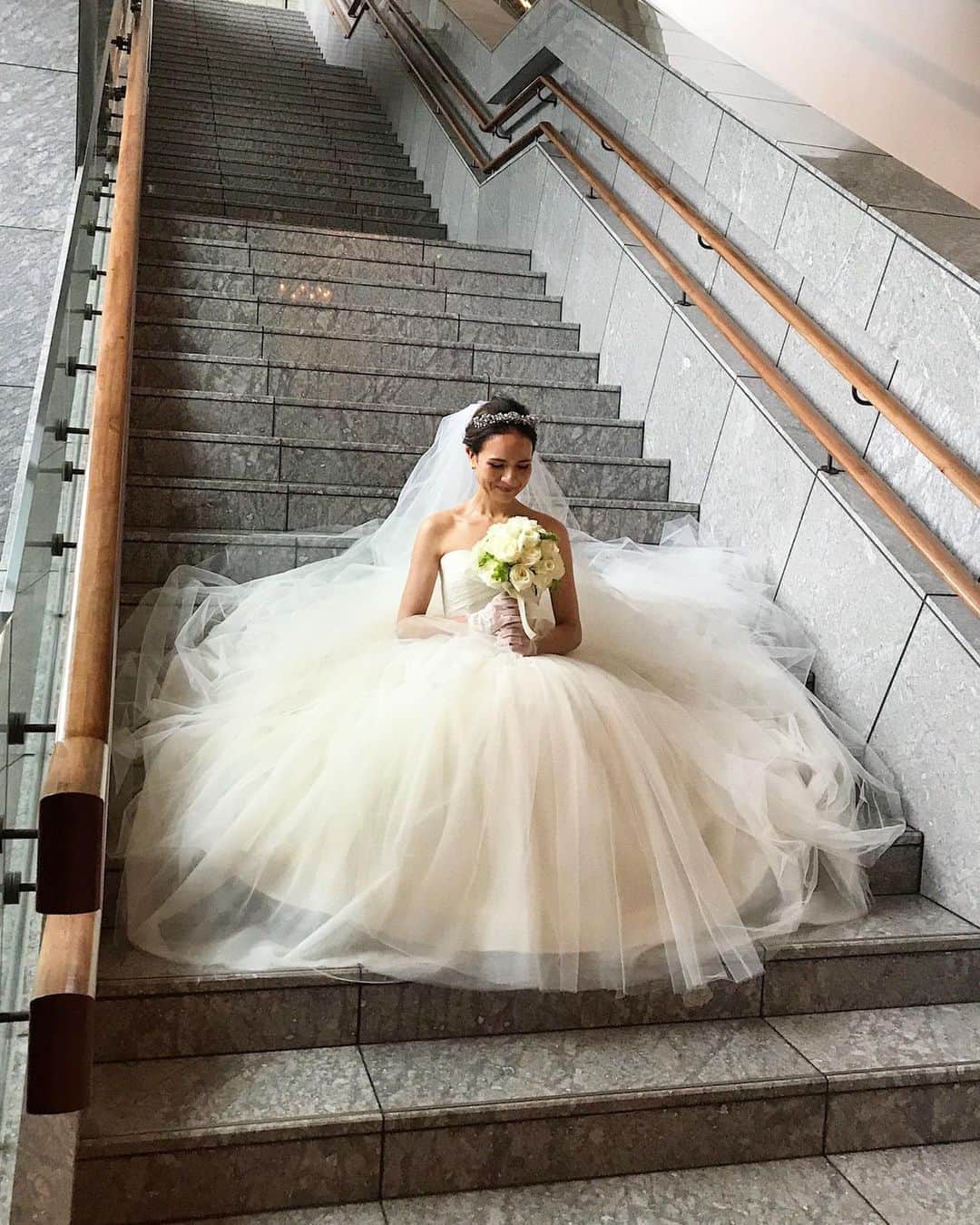 瀬間友里加のインスタグラム：「披露宴から1週間👰 1週間前からテニスのお仕事はお休み🙋‍♀️なのでホットヨガやランニングを毎日して披露宴に向けて身体作り☺️笑 食事も大好きなアイスクリームは我慢してました🙋‍♀️笑 今週からはテニスのお仕事も再開！本日は1日イベントです🎾テニス楽しんできます🥰 #happywedding #憧れだったフォトショット#verawangbridal#palacehoteltokyowedding @palacehoteltokyowedding」