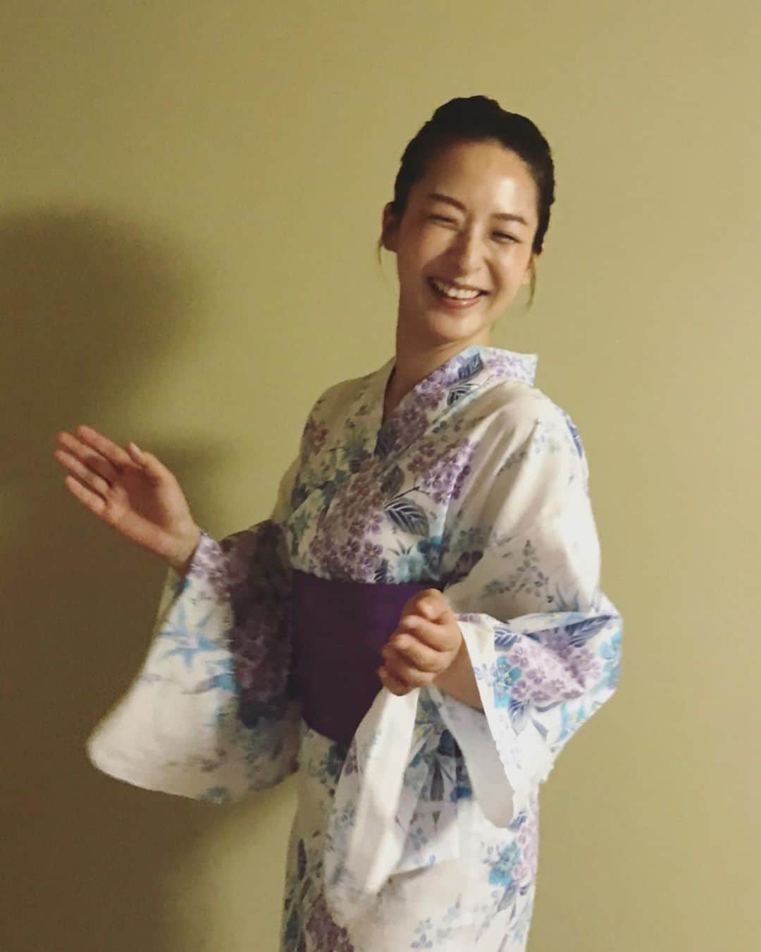 のインスタグラム：「撮影で浴衣でのシーンも😳 琴さんが綺麗に着付けと髪を やってくれました〜〜 . 髪飾りはハート💓」