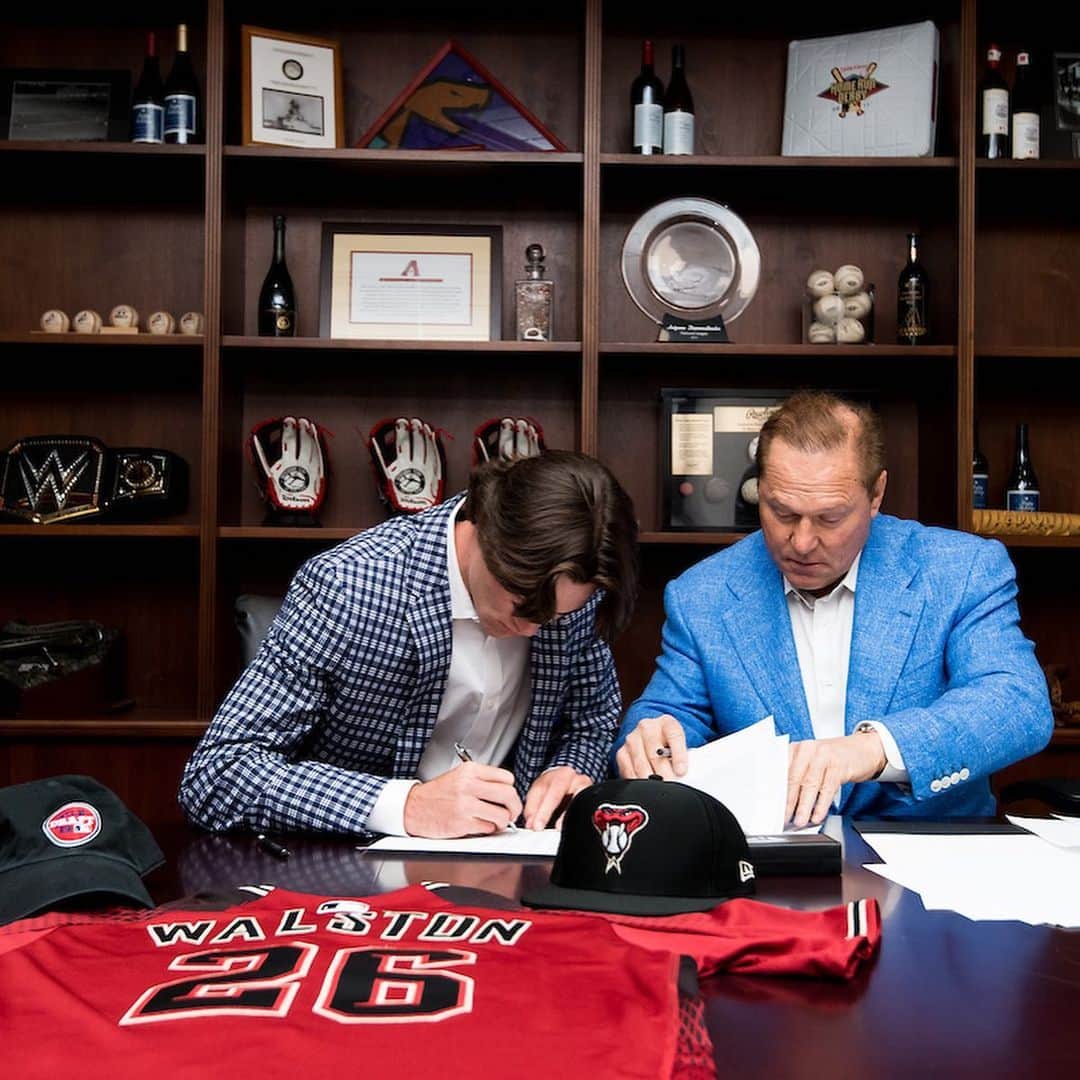 アリゾナ・ダイヤモンドバックスさんのインスタグラム写真 - (アリゾナ・ダイヤモンドバックスInstagram)「This week, the #Dbacks signed 21 of their 2019 #MLBDraft picks including their first two selections, @corbin.carroll and @blake_walston. Welcome to the #Dbacks family guys! #RattleOn」6月22日 9時29分 - dbacks