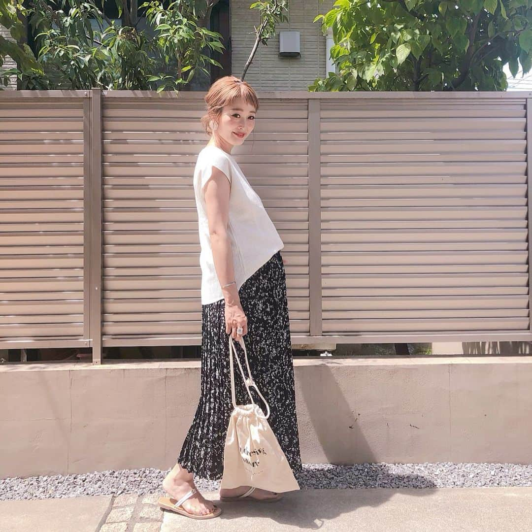 Kikuno Sayumiさんのインスタグラム写真 - (Kikuno SayumiInstagram)「〻Chaco closet 〻 ・ ・ ・ 上下 @chaco_closet__official 𓍯 ・ ワッフルノースリーブと小花柄プリーツ ・ ・ トップスのこのフレンチスリーブが好き♡♡何にでも合って万能◎ ・ スカートは、ここのプリーツスカートが好きで2色持ってる✧* ・ ゴムで楽ちんだけど後ろだけで前はゴムじゃないから高見えする、これ大事🙆‍♀️ ・ ・ ・ tops&bottoms▶ @chaco_closet__official shoes▶ @a_trend_ld ・ ・ ・ #mineby3mootd#オン眉#大人可愛い#ジユジョ#chao_app #ジユパト#楽ちんコーデ #シンプルコーデ#夏コーデ#マタニティコーデ #ぷんにー#ママリ#ママリファッション#妊娠9ヶ月#mamagirl#Chacocloset #instalove #locari#lucrajp#巾着バッグ」6月22日 9時32分 - sayumikikuno