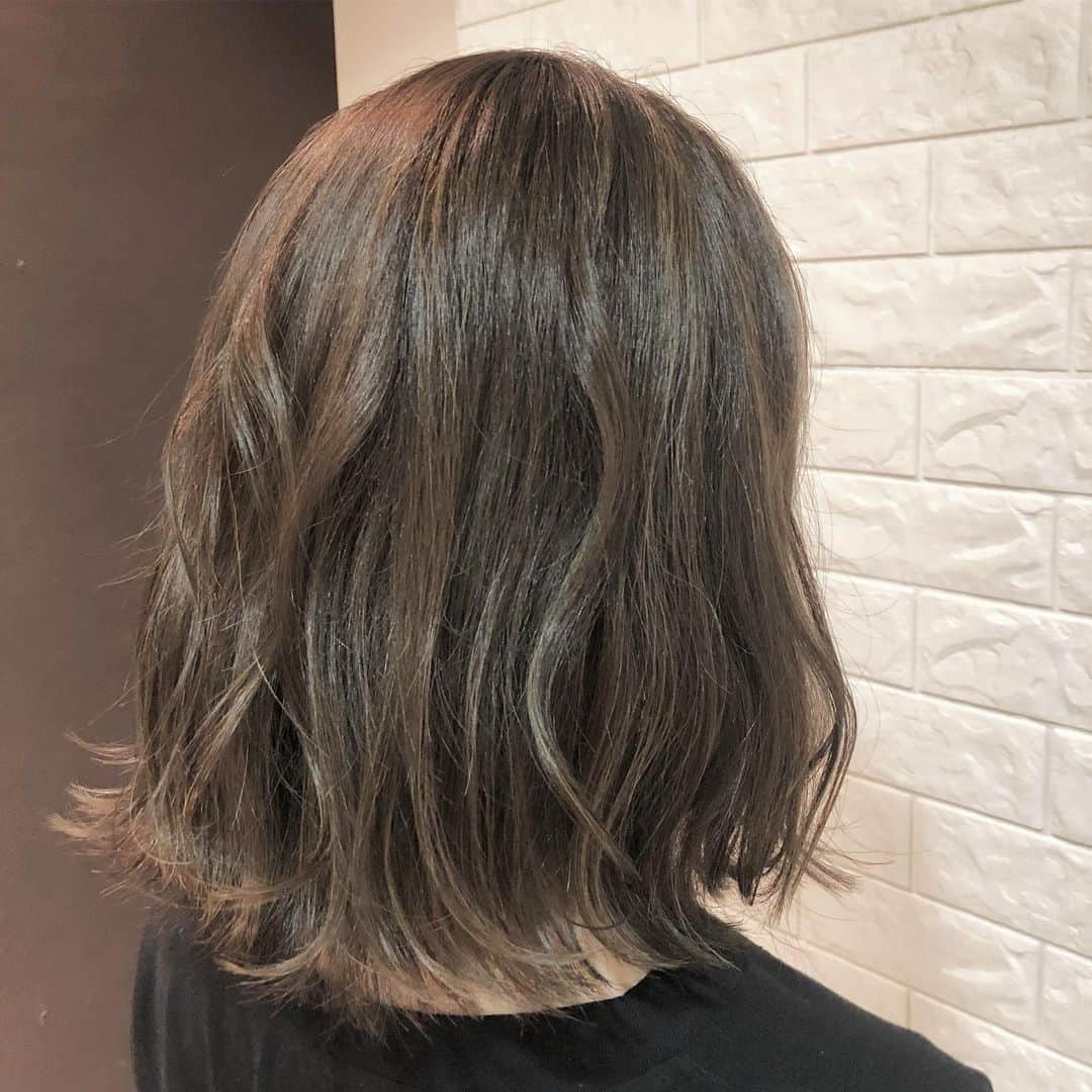 Lunonさんのインスタグラム写真 - (LunonInstagram)「《アッシュベージュ》 . . Lunon ☏ 06-6341-5535 menu cut color ）⇨ ¥3780 perm . hot pepper or お電話✆ にて お気軽にご連絡ください✭ . . #Lunon#大阪美容室#大阪#野田阪神#福島#美容室 #大阪カフェ#カフェ#cafe#ブリーチ #hairstyle#haircolor#女子力 #メイク#エステ#アレンジ#マツエク #美肌#美白#リップ#ヘアアレンジ #color#デザイン#ハイライト #グラデーション#スタイリング #おしゃれ#おしゃれさんと繋がりたい」6月22日 9時34分 - lunon_morebeautiful