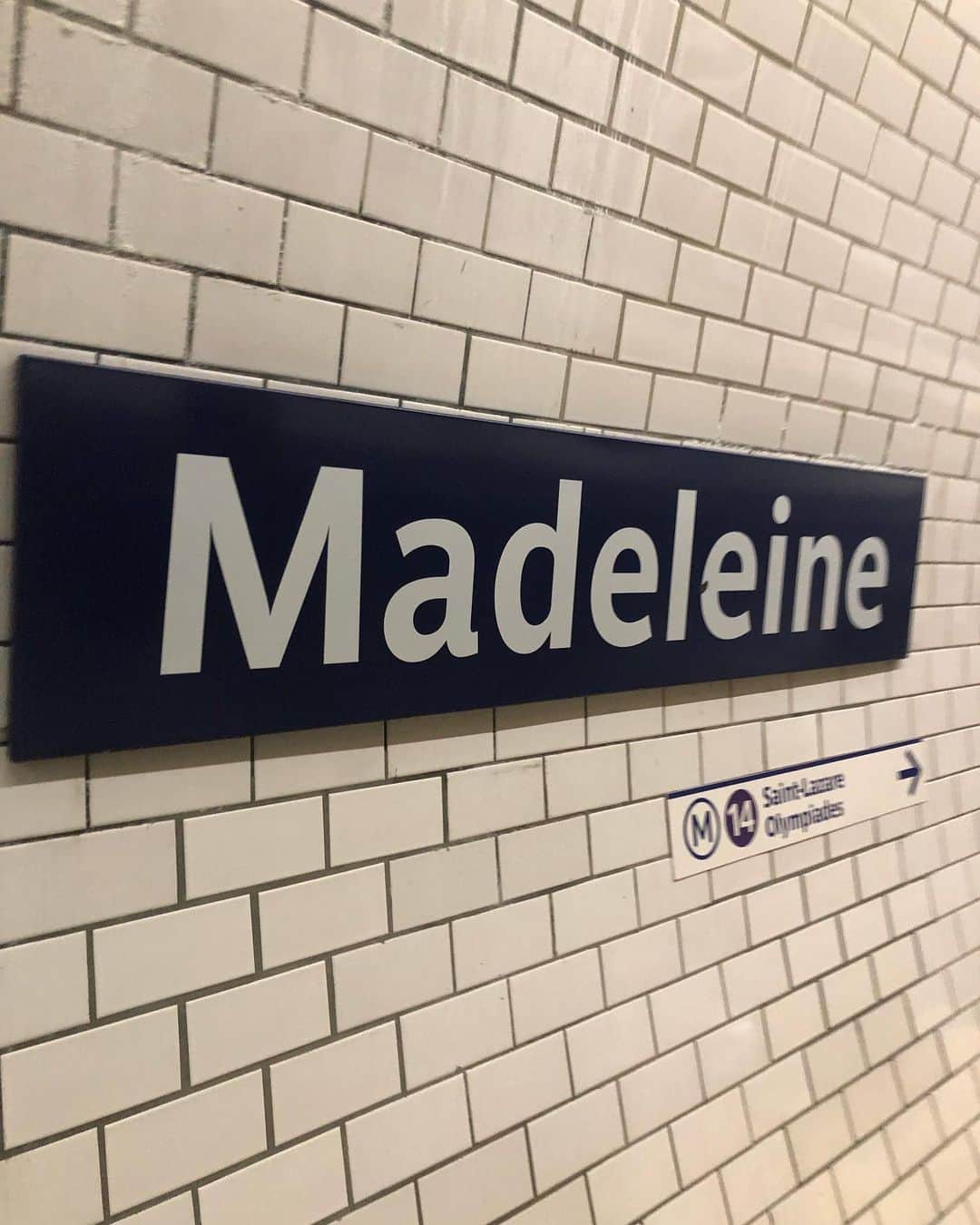 美舟さんのインスタグラム写真 - (美舟Instagram)「散歩してたら丁度パッサージュ、Le Village Royalで 【アンブレラ・スカイ・プロジェクト 】 とても綺麗⛱ さらにParisに来て初めて地下鉄🚇に乗りました。面白い。電車の中でカラオケ🎤が始まったの…ww しかもデュエット😙 陽気なかんじ⭐️ #Paris #Dior #傘 #地下鉄 #subway  #LeVillageRoyal #アンブレラスカイプロジェクト#11区 #allenotheque #レストラン #Beaupassage #7区」6月22日 9時35分 - mifune2014