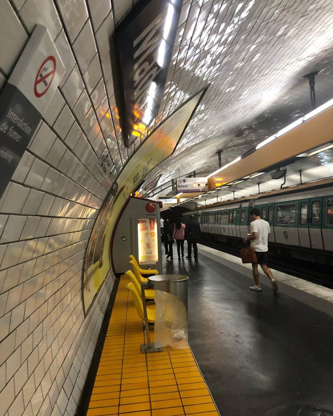 美舟さんのインスタグラム写真 - (美舟Instagram)「散歩してたら丁度パッサージュ、Le Village Royalで 【アンブレラ・スカイ・プロジェクト 】 とても綺麗⛱ さらにParisに来て初めて地下鉄🚇に乗りました。面白い。電車の中でカラオケ🎤が始まったの…ww しかもデュエット😙 陽気なかんじ⭐️ #Paris #Dior #傘 #地下鉄 #subway  #LeVillageRoyal #アンブレラスカイプロジェクト#11区 #allenotheque #レストラン #Beaupassage #7区」6月22日 9時35分 - mifune2014