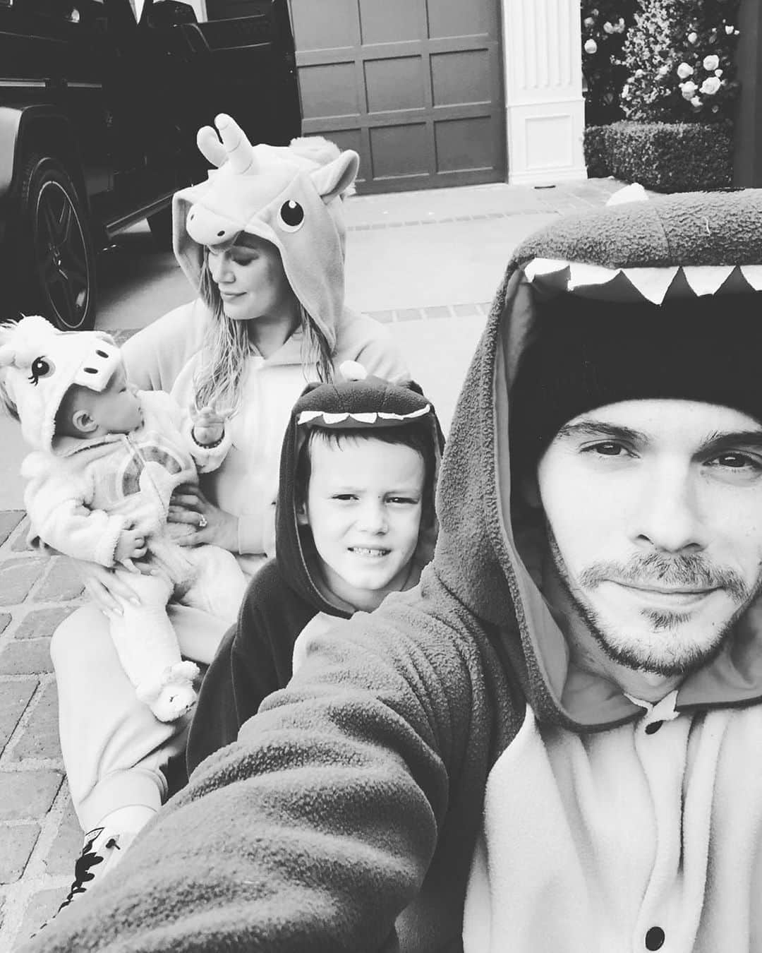 E! Onlineさんのインスタグラム写真 - (E! OnlineInstagram)「Just photos of Hilary Duff's adorable family. You’re welcome. (📷: @hilaryduff)」6月22日 9時54分 - enews
