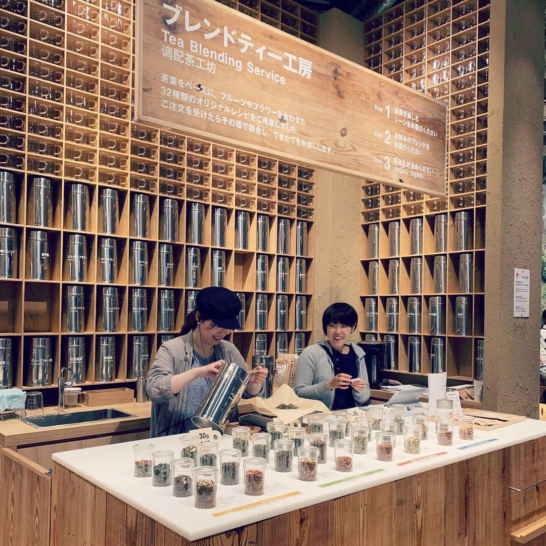 MEGさんのインスタグラム写真 - (MEGInstagram)「Muji Ginza.  ロンドンにもムジあるけど、日本のはパン屋さんがあったり、お茶コーナーあったり、冷凍食品とかもだし、食料品がすごい増えてるんだねぇ。鍋用のちっちゃいカセットコンロ、欲しいなぁ。」6月22日 9時54分 - _x_meg_x_