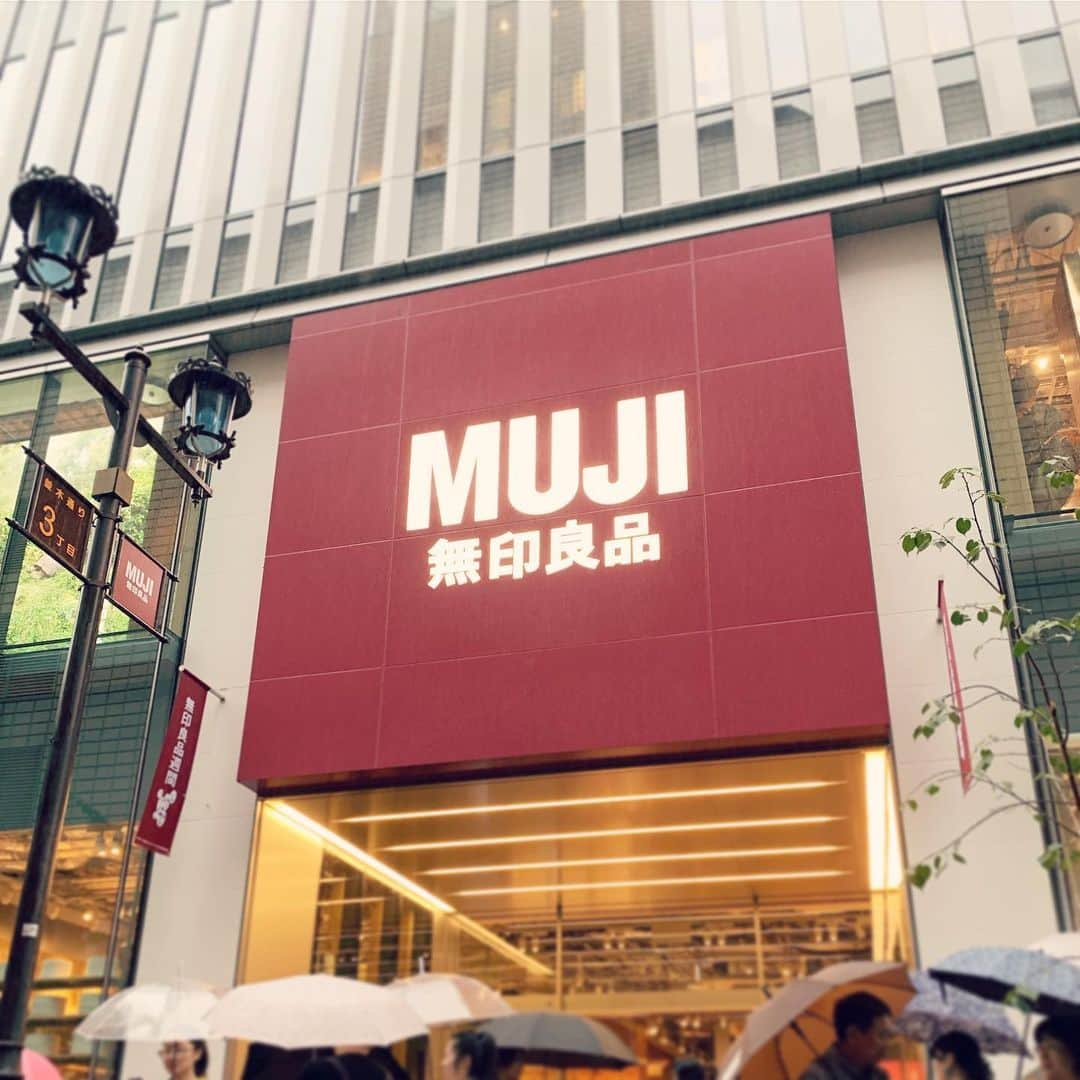 MEGさんのインスタグラム写真 - (MEGInstagram)「Muji Ginza.  ロンドンにもムジあるけど、日本のはパン屋さんがあったり、お茶コーナーあったり、冷凍食品とかもだし、食料品がすごい増えてるんだねぇ。鍋用のちっちゃいカセットコンロ、欲しいなぁ。」6月22日 9時54分 - _x_meg_x_