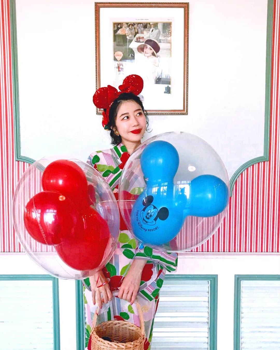 中島奈津希さんのインスタグラム写真 - (中島奈津希Instagram)「🎈👘🎈﻿ ﻿ ﻿ ﻿ ﻿ ﻿ おはようございます😪😪﻿ やっと土曜日だ！今日は早起きできたぞ！笑﻿ ﻿ ﻿ ﻿ ﻿ ﻿ ﻿ ﻿ #ミッキーバルーン は﻿ 風で飛んでしまわないように﻿ バッグにくくりつけるスタイル👜🎈笑﻿ ﻿ ﻿ ﻿ 風が強い日は﻿ 紐を長くし過ぎると人に当たっちゃうから﻿ 短くしておくと動きやすいよ🐭🎈🎈﻿ ﻿ ﻿ ﻿ ﻿ ﻿ ﻿ ﻿ 因みに、このバルーンたちは﻿ いまお姉のお家でぷかぷか浮かんでおります🎈笑﻿ ﻿ 次に行くときに﻿ まだ元気だったらいいなぁ🥺🎈←﻿ ﻿ ﻿ ステキな土曜日を、、🏰﻿ ☁️☁️☁️☁️☁️☁️☁️☁️☁️☁️☁️☁️☁️☁️☁️☁️﻿ #disneysisters_jp ﻿ #中島姉妹 ﻿ #浴衣ディズニー ﻿ #東京ディズニーランド #おなつ浴衣」6月22日 9時54分 - nakajima_natsuki