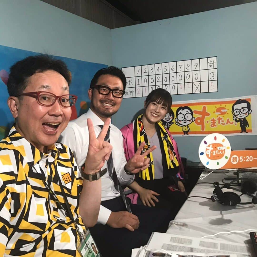 中村秀香のインスタグラム：「阪神vs西武 .  #すまたん 副音声 .  勝利後の１枚！！😆 .  #森たけし さん #狩野恵輔  さん #中村秀香」