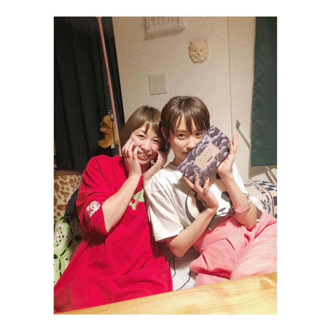 高橋愛さんのインスタグラム写真 - (高橋愛Instagram)「久しぶりに❤️ ㅤㅤㅤㅤㅤㅤㅤㅤㅤㅤㅤㅤㅤ 大好きななぎさちゃんに 会えました😌 なぎさちゃんは ずっと笑ってて 一緒にいるだけで こっちまでハッピーになる💖 ㅤㅤㅤㅤㅤㅤㅤㅤㅤㅤㅤㅤㅤ 会えてよかった！ ㅤㅤㅤㅤㅤㅤㅤㅤㅤㅤㅤㅤㅤ ありがと、よっぴー！ ㅤㅤㅤㅤㅤㅤㅤㅤㅤㅤㅤㅤㅤ #大好きなお友達 #北海道土産 #ハスカップ #ありがとう😊」6月22日 9時46分 - i_am_takahashi