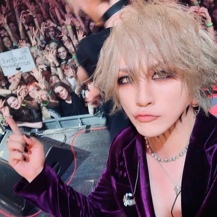 RUKI さんのインスタグラム写真 - (RUKI Instagram)「Это было отличное шоу! 🇷🇺🔥 Я был очень рад видеть, что все наслаждаются этим🙏 Я вернусь снова, пожалуйста, подождите!✨Спасибо！ Я вас всех люблю☺️ ・ ・ モスクワありがとう！🔥🔥🔥 前回来た時は前列に柵が無くてステージに皆手をのっけてる 状態でかなり見難いんじゃないかな？？と思ってたんだけど スタッフの人が覚えていたらしてくて柵を設置してくれたみたい☺️見やすかったかな？笑 最高のライブを一緒に作ってくれてありがとう！ また何倍も格好良くなって帰ってくるので待っててな！👋 #thegazette #worldtour2019 #ninth #phase4 #moscow #izvestiahall」6月22日 9時46分 - ruki_nilduenilun