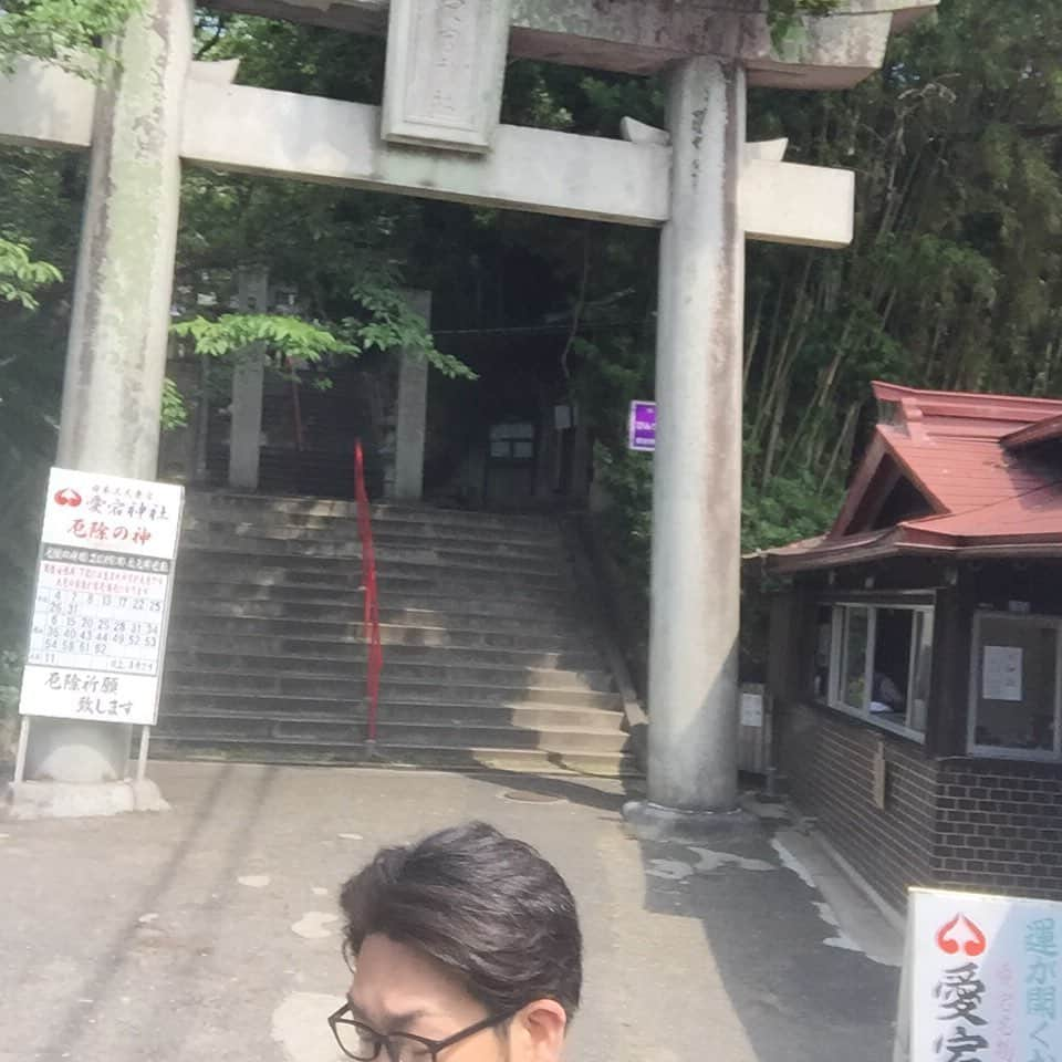 坂東亀三郎さんのインスタグラム写真 - (坂東亀三郎Instagram)「鷲尾愛宕神社。  愛宕山山頂に鎮座されているので、頂上から見えたが景色良かったっす。  久々に寺社仏閣で天敵に遭遇！ ってか最近遭遇しなかった事の方が謎。 減ったの？なんか対策してるの？ で、問題！ 僕の天敵とはなんでしょう！ 正解者には…、拍手👏しますwww  #御朱印 #御朱印帳 #彦印帳 #鷲尾愛宕神社 #歌舞伎 #音羽屋 #歌舞伎役者 #彦三郎 #坂東彦三郎 #九代目 #歌舞伎部 #otowayabando #彦さんぽ #福岡さんぽ コメントはお気軽に📝 ランダムに返信しまっせ✍️ .  ⑤自撮り棒を買ったが使い方がまだ分からん…、こう言う時に年齢を感じる…。」6月22日 9時57分 - otowayabando