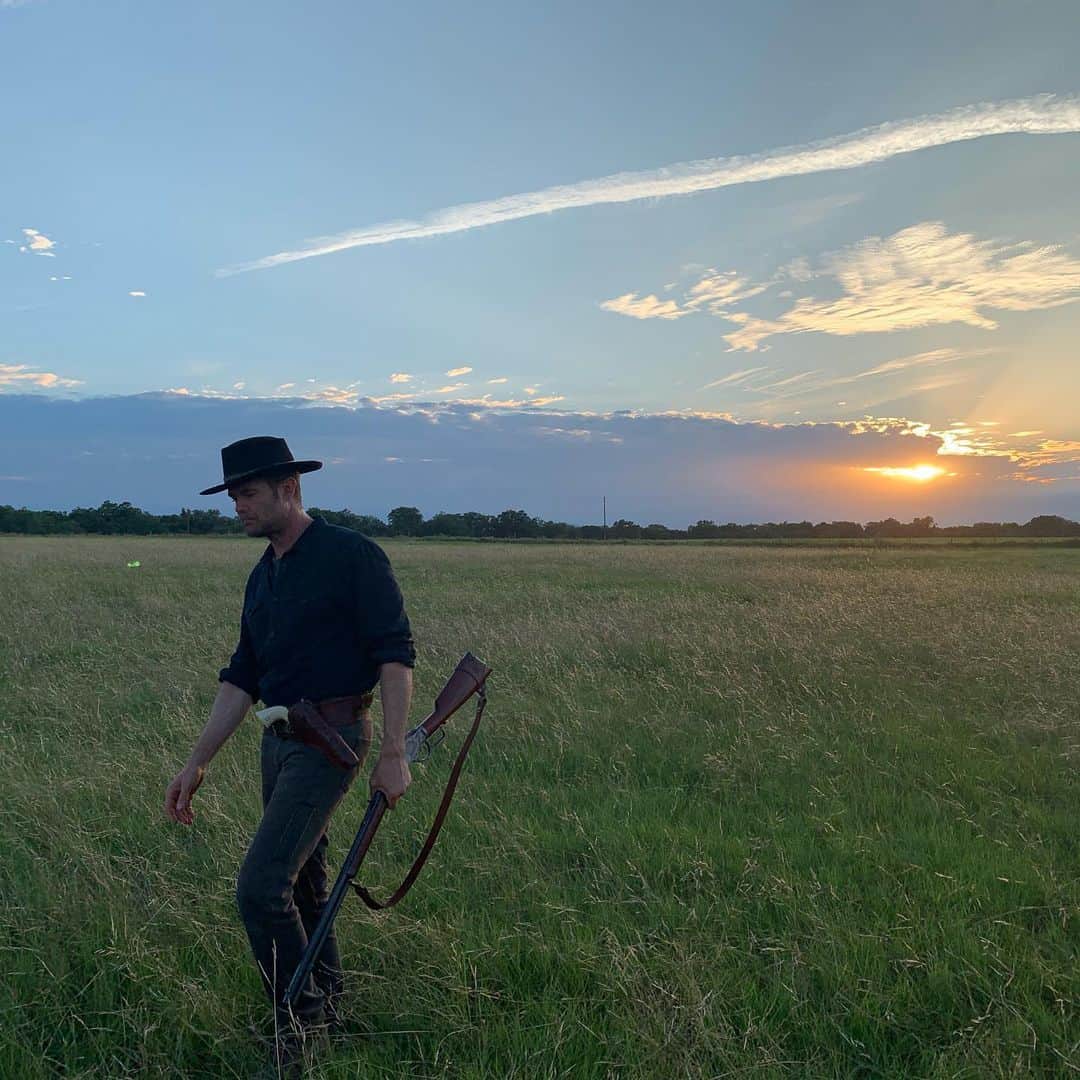 マギー・グレイスのインスタグラム：「When your costar thinks he’s in a cologne ad #LonesomeCowboy #howthewestwasfun」
