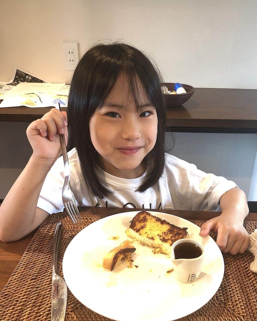 みきママさんのインスタグラム写真 - (みきママInstagram)「【角食でフレンチトーストです！！ 】. . . . . . 角食を分厚く切って、卵液に浸します！！ 厚いから長めに1時間浸してからバターで蒸し焼きします。 . . .  フレンチトーストができた～！ メープルシロップをたっぷりかけて召し上がれ～。 . . . . レシピは子供でも作れるおやつの本に載っています！！ 「世界一親切な12カ月おやつ (主婦の友生活シリーズ)」 . . . . . 杏ちゃん「シロップいらない。」 ダイエット中ですか？ . .  れんちび「口内炎にしみないね。」フレンチトーストなら痛くないってさ。 . . .  すると、杏ちゃん「やめてー。」 はる兄をグーでなぐっていました。 . . .  今日は、公園に行って、ストレス発散しましょう。. お弁当持って行こう！！ . . . . . . ☆来月は広島の三越さんで餃子を売らせていただきます～！！ よかったら遊びに来てくださ～い！！」6月22日 10時04分 - mikimama_official