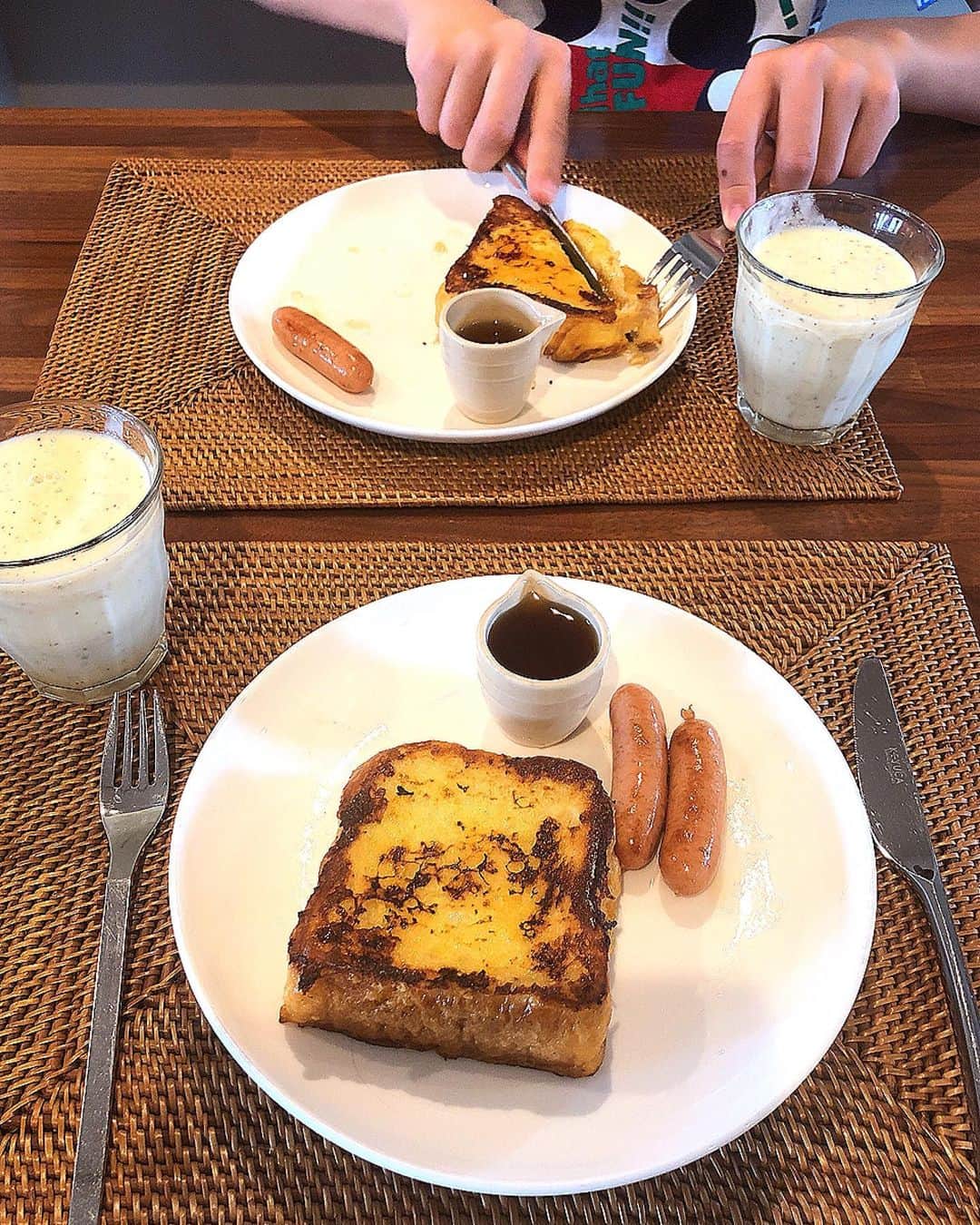 みきママさんのインスタグラム写真 - (みきママInstagram)「【角食でフレンチトーストです！！ 】. . . . . . 角食を分厚く切って、卵液に浸します！！ 厚いから長めに1時間浸してからバターで蒸し焼きします。 . . .  フレンチトーストができた～！ メープルシロップをたっぷりかけて召し上がれ～。 . . . . レシピは子供でも作れるおやつの本に載っています！！ 「世界一親切な12カ月おやつ (主婦の友生活シリーズ)」 . . . . . 杏ちゃん「シロップいらない。」 ダイエット中ですか？ . .  れんちび「口内炎にしみないね。」フレンチトーストなら痛くないってさ。 . . .  すると、杏ちゃん「やめてー。」 はる兄をグーでなぐっていました。 . . .  今日は、公園に行って、ストレス発散しましょう。. お弁当持って行こう！！ . . . . . . ☆来月は広島の三越さんで餃子を売らせていただきます～！！ よかったら遊びに来てくださ～い！！」6月22日 10時04分 - mikimama_official