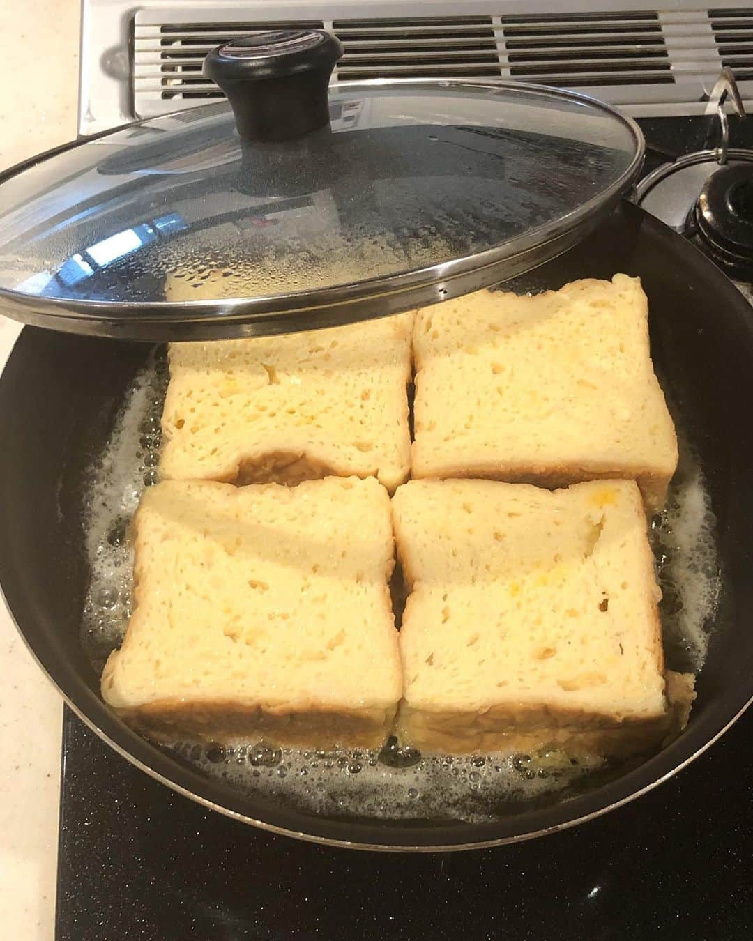 みきママさんのインスタグラム写真 - (みきママInstagram)「【角食でフレンチトーストです！！ 】. . . . . . 角食を分厚く切って、卵液に浸します！！ 厚いから長めに1時間浸してからバターで蒸し焼きします。 . . .  フレンチトーストができた～！ メープルシロップをたっぷりかけて召し上がれ～。 . . . . レシピは子供でも作れるおやつの本に載っています！！ 「世界一親切な12カ月おやつ (主婦の友生活シリーズ)」 . . . . . 杏ちゃん「シロップいらない。」 ダイエット中ですか？ . .  れんちび「口内炎にしみないね。」フレンチトーストなら痛くないってさ。 . . .  すると、杏ちゃん「やめてー。」 はる兄をグーでなぐっていました。 . . .  今日は、公園に行って、ストレス発散しましょう。. お弁当持って行こう！！ . . . . . . ☆来月は広島の三越さんで餃子を売らせていただきます～！！ よかったら遊びに来てくださ～い！！」6月22日 10時04分 - mikimama_official