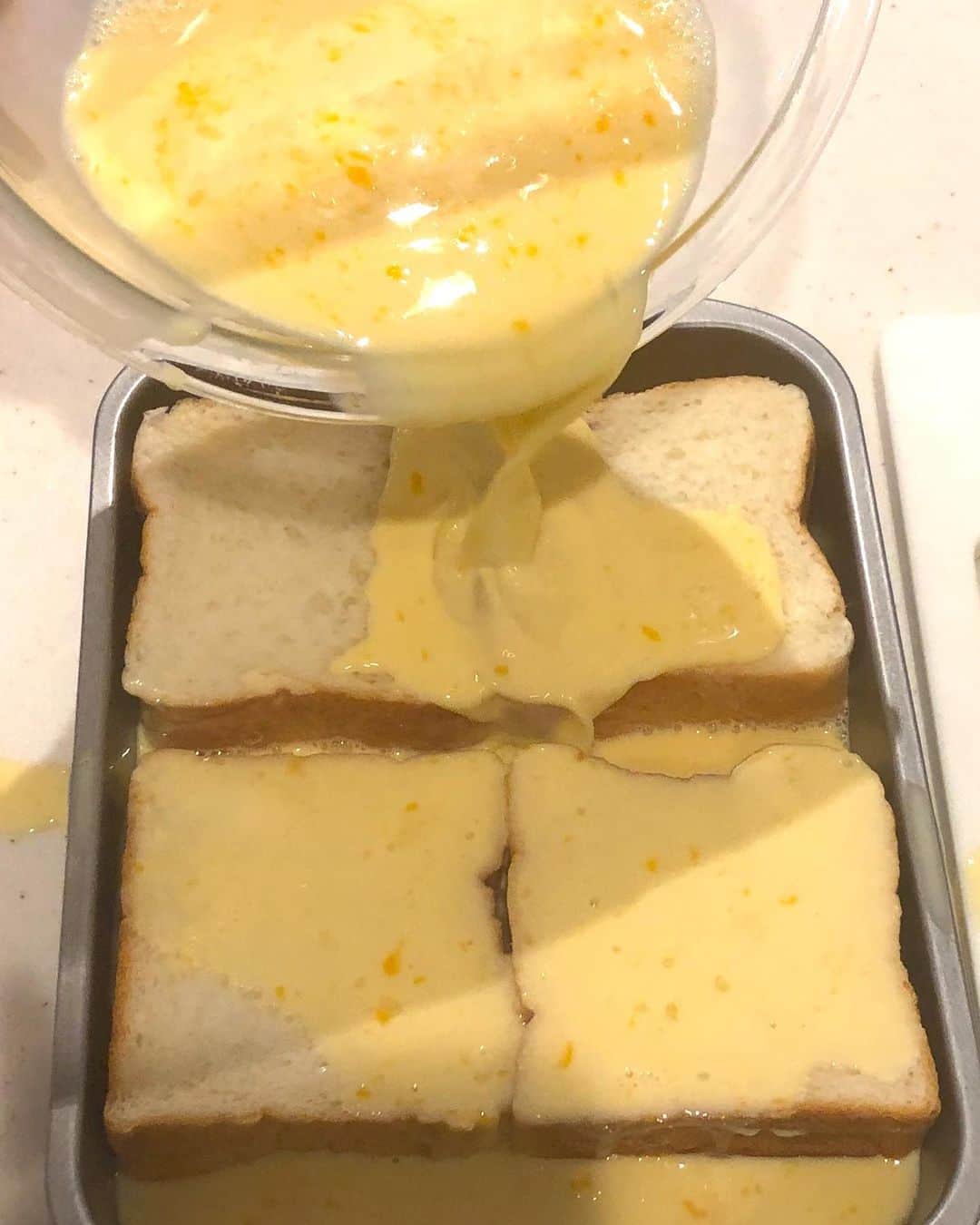みきママさんのインスタグラム写真 - (みきママInstagram)「【角食でフレンチトーストです！！ 】. . . . . . 角食を分厚く切って、卵液に浸します！！ 厚いから長めに1時間浸してからバターで蒸し焼きします。 . . .  フレンチトーストができた～！ メープルシロップをたっぷりかけて召し上がれ～。 . . . . レシピは子供でも作れるおやつの本に載っています！！ 「世界一親切な12カ月おやつ (主婦の友生活シリーズ)」 . . . . . 杏ちゃん「シロップいらない。」 ダイエット中ですか？ . .  れんちび「口内炎にしみないね。」フレンチトーストなら痛くないってさ。 . . .  すると、杏ちゃん「やめてー。」 はる兄をグーでなぐっていました。 . . .  今日は、公園に行って、ストレス発散しましょう。. お弁当持って行こう！！ . . . . . . ☆来月は広島の三越さんで餃子を売らせていただきます～！！ よかったら遊びに来てくださ～い！！」6月22日 10時04分 - mikimama_official