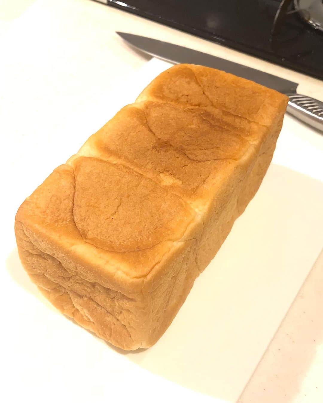 みきママさんのインスタグラム写真 - (みきママInstagram)「【角食でフレンチトーストです！！ 】. . . . . . 角食を分厚く切って、卵液に浸します！！ 厚いから長めに1時間浸してからバターで蒸し焼きします。 . . .  フレンチトーストができた～！ メープルシロップをたっぷりかけて召し上がれ～。 . . . . レシピは子供でも作れるおやつの本に載っています！！ 「世界一親切な12カ月おやつ (主婦の友生活シリーズ)」 . . . . . 杏ちゃん「シロップいらない。」 ダイエット中ですか？ . .  れんちび「口内炎にしみないね。」フレンチトーストなら痛くないってさ。 . . .  すると、杏ちゃん「やめてー。」 はる兄をグーでなぐっていました。 . . .  今日は、公園に行って、ストレス発散しましょう。. お弁当持って行こう！！ . . . . . . ☆来月は広島の三越さんで餃子を売らせていただきます～！！ よかったら遊びに来てくださ～い！！」6月22日 10時04分 - mikimama_official