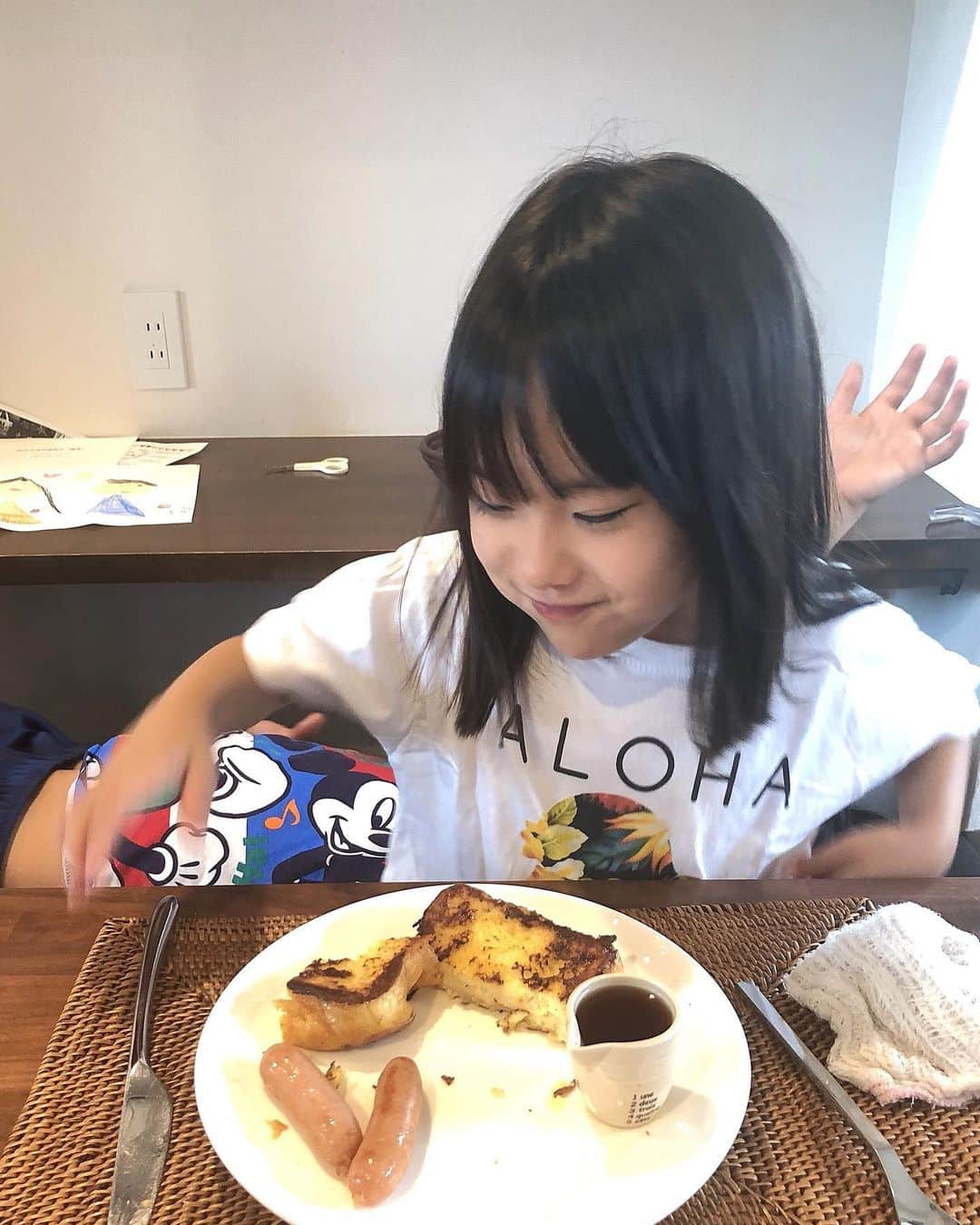 みきママさんのインスタグラム写真 - (みきママInstagram)「【角食でフレンチトーストです！！ 】. . . . . . 角食を分厚く切って、卵液に浸します！！ 厚いから長めに1時間浸してからバターで蒸し焼きします。 . . .  フレンチトーストができた～！ メープルシロップをたっぷりかけて召し上がれ～。 . . . . レシピは子供でも作れるおやつの本に載っています！！ 「世界一親切な12カ月おやつ (主婦の友生活シリーズ)」 . . . . . 杏ちゃん「シロップいらない。」 ダイエット中ですか？ . .  れんちび「口内炎にしみないね。」フレンチトーストなら痛くないってさ。 . . .  すると、杏ちゃん「やめてー。」 はる兄をグーでなぐっていました。 . . .  今日は、公園に行って、ストレス発散しましょう。. お弁当持って行こう！！ . . . . . . ☆来月は広島の三越さんで餃子を売らせていただきます～！！ よかったら遊びに来てくださ～い！！」6月22日 10時04分 - mikimama_official