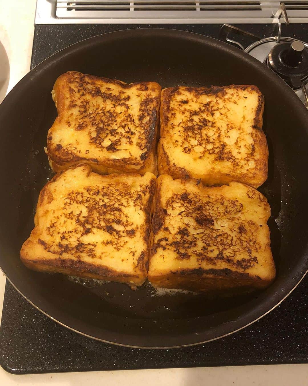 みきママさんのインスタグラム写真 - (みきママInstagram)「【角食でフレンチトーストです！！ 】. . . . . . 角食を分厚く切って、卵液に浸します！！ 厚いから長めに1時間浸してからバターで蒸し焼きします。 . . .  フレンチトーストができた～！ メープルシロップをたっぷりかけて召し上がれ～。 . . . . レシピは子供でも作れるおやつの本に載っています！！ 「世界一親切な12カ月おやつ (主婦の友生活シリーズ)」 . . . . . 杏ちゃん「シロップいらない。」 ダイエット中ですか？ . .  れんちび「口内炎にしみないね。」フレンチトーストなら痛くないってさ。 . . .  すると、杏ちゃん「やめてー。」 はる兄をグーでなぐっていました。 . . .  今日は、公園に行って、ストレス発散しましょう。. お弁当持って行こう！！ . . . . . . ☆来月は広島の三越さんで餃子を売らせていただきます～！！ よかったら遊びに来てくださ～い！！」6月22日 10時04分 - mikimama_official