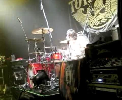 Bunta のインスタグラム：「10年前のドラムソロ！"For Whom The Rock Rolls"のツアーファイナルの時。  当時ワンマンでこのキャパでやるのが初めてだったので全部のせライブにしすぎて、このドラムソロの後、全身身体が攣りならライブしてたなww  この時期のダブルストロークはかなりやりこんでた時期で粒立ちとスピード、キレがめちゃてでて気持ちいい🥁♨ #drumsolo #drumforhappy #drums #10yearsago #TOTALFAT」
