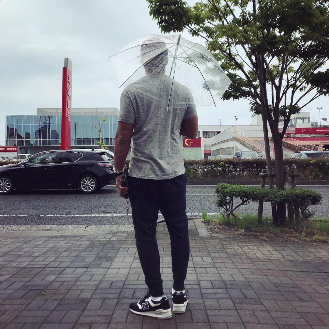 棚橋弘至さんのインスタグラム写真 - (棚橋弘至Instagram)「ちょっくらコンビニ行ってきます。雨☂️」6月22日 10時15分 - hiroshi_tanahashi
