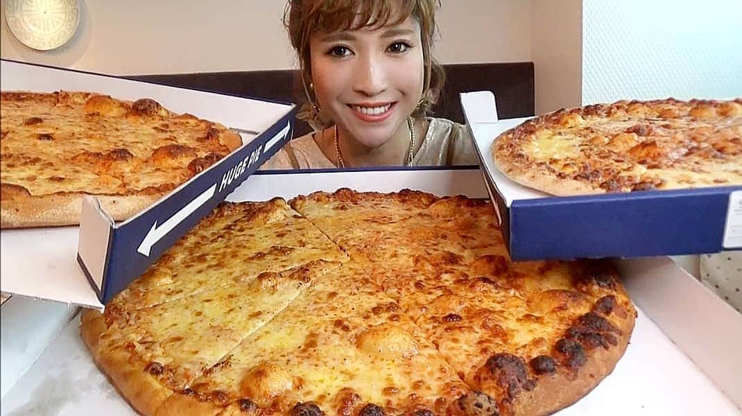 石関友梨さんのインスタグラム写真 - (石関友梨Instagram)「今回はドミノピザの限定1キロチーズピザ！×３と思って今回食べたピザが実は1キロチーズピザじゃなかった件(＞＜) 私確かに「ニューヨーカー1キロチーズピザ」と注文したのに「思ってたよりチーズすくないかな？」「焼きすぎてチーズの水分量が減っちゃったのかな？」と違和感はありましたが、こうゆうものだと思って撮影に挑みました。  撮影に至るまで許可を得るためコールセンターに問い合わせたり、スタジオを借り、都内までの移動、長時間の編集作業など一生懸命頑張って作った動画なので自分としては消したくなく  これは「ニューヨーカービッグチーズ」というピザ。とはいれこれめちゃくちゃ美味しかったです。気づかなかったのもしかなく)(＞＜) 暖かい目でご覧いただけたらと思います。ご理解よろしくお願い致しますm(_ _)m  #YouTube #プロフィールから飛べます #ドミノピザ」6月22日 10時16分 - yurimorico