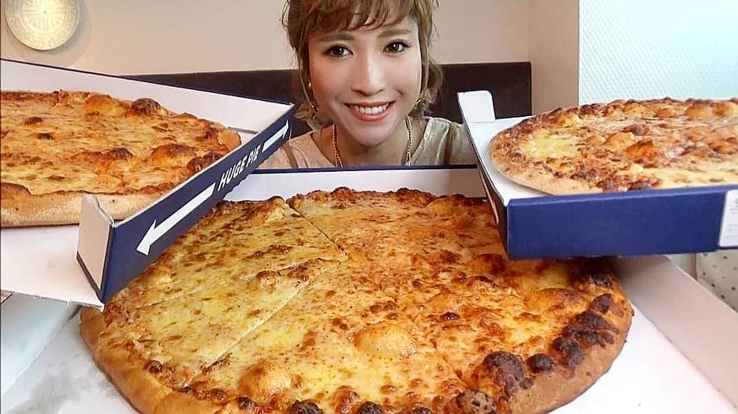 石関友梨のインスタグラム：「今回はドミノピザの限定1キロチーズピザ！×３と思って今回食べたピザが実は1キロチーズピザじゃなかった件(＞＜) 私確かに「ニューヨーカー1キロチーズピザ」と注文したのに「思ってたよりチーズすくないかな？」「焼きすぎてチーズの水分量が減っちゃったのかな？」と違和感はありましたが、こうゆうものだと思って撮影に挑みました。  撮影に至るまで許可を得るためコールセンターに問い合わせたり、スタジオを借り、都内までの移動、長時間の編集作業など一生懸命頑張って作った動画なので自分としては消したくなく  これは「ニューヨーカービッグチーズ」というピザ。とはいれこれめちゃくちゃ美味しかったです。気づかなかったのもしかなく)(＞＜) 暖かい目でご覧いただけたらと思います。ご理解よろしくお願い致しますm(_ _)m  #YouTube #プロフィールから飛べます #ドミノピザ」