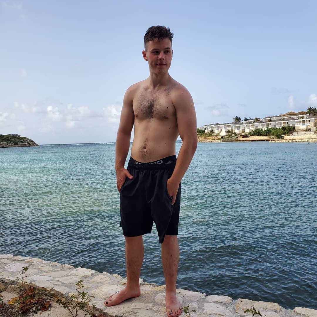 Nolan Gouldのインスタグラム：「DaYUM! The Atlantic ocean! #GetThirstTrapped @kimkardashian #reusablestraw #savetheturtles」