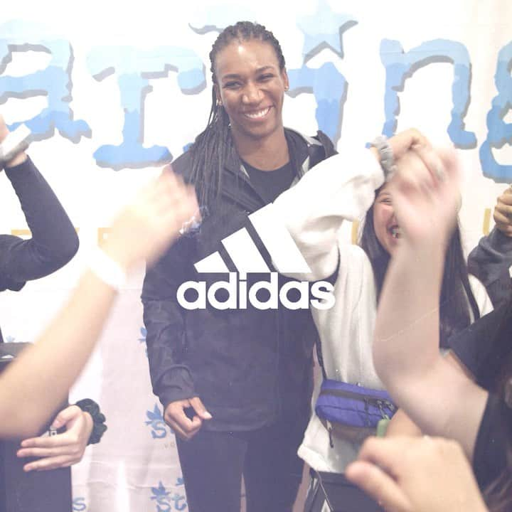 フォルケ・アキンラデウォのインスタグラム：「I absolutely love Starlings and all it represents. Honored to have been the 2019 Starlings Nationals keynote speaker last night and help surprise the athletes with @adidasvolleyball shoes! Good luck to all the girls competing this weekend! . . . . . #starlingsvolleyball #usavolleyball #powerofsport #volleyball」