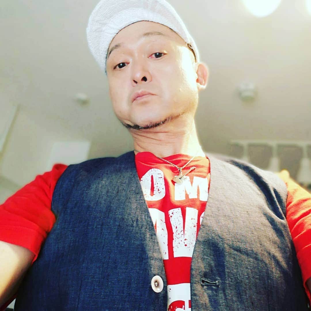 松本隆博のインスタグラム：「。 みなおは～ 本日の衣装はこれにする。 ……これ着たまま電車で行く。。 上野御徒町 セロトニン道場で待ってるよ 🎼.•*¨*•.¸¸🎶🎼.•*¨*•.¸¸🎶 雨降るかもしれないから傘 忘れずにね！ では！\(*ˊᗜˋ*)/」