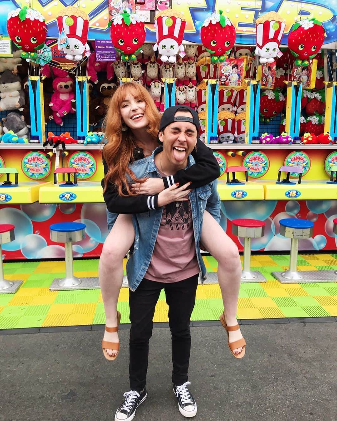 ヴィック・フエンテスのインスタグラム：「Now playing “Carousel” by @blink182 🎶🎡🎉🐷🐴」