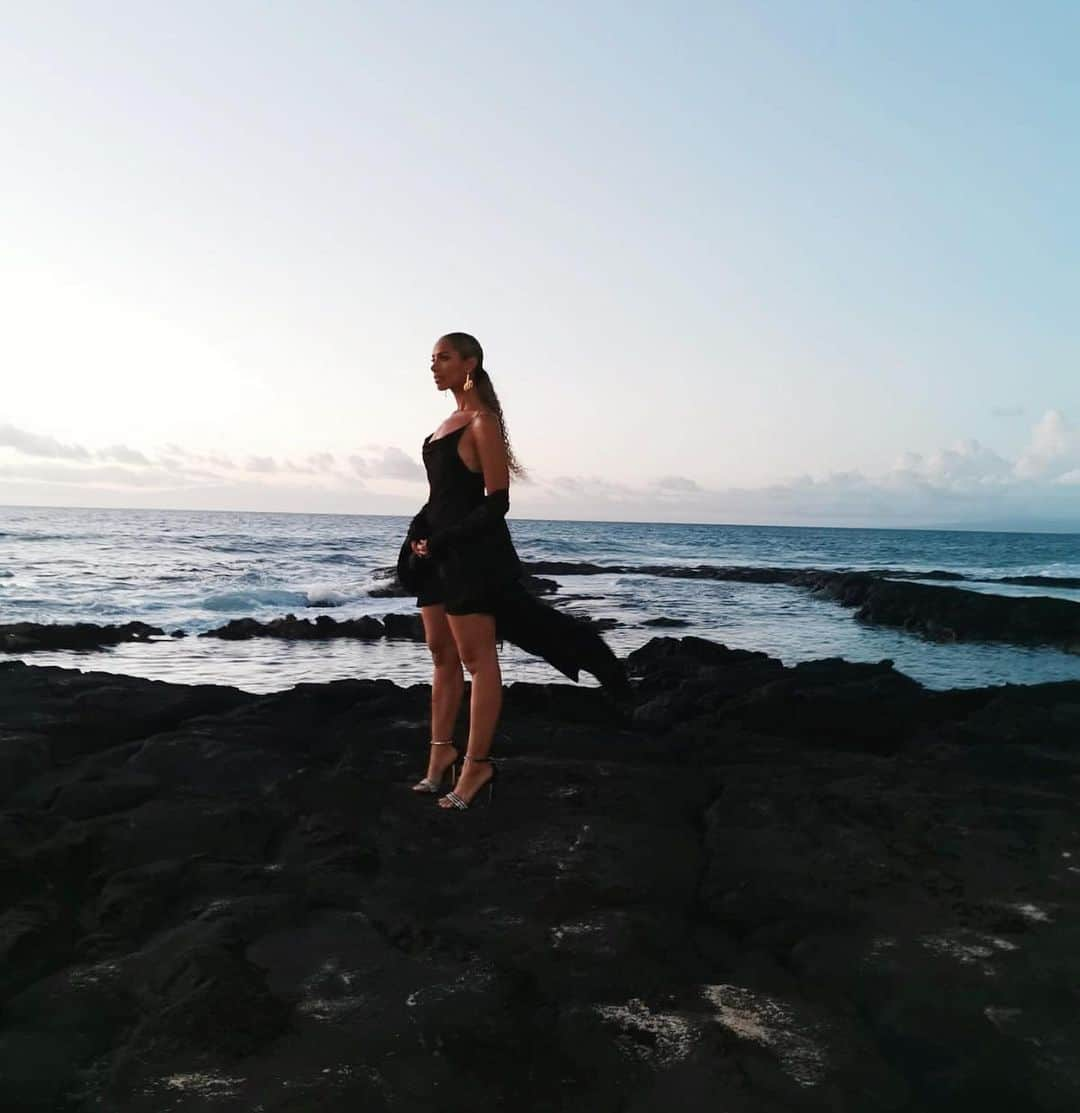 レオナ・ルイスさんのインスタグラム写真 - (レオナ・ルイスInstagram)「🖤 The most magical setting for a special night being spoilt by my friends at the @fshualalai & treated to the most delicious plant based menu especially curated for me & my girls ✨ amazing views, epic food & a dress that covered up my food baby excellently 😜 what more could a girl ask for 🖤」6月22日 10時39分 - leonalewis