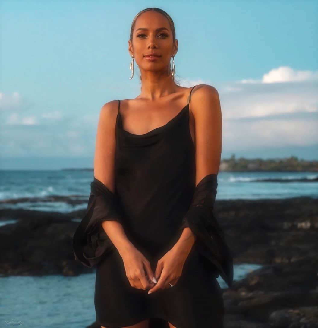 レオナ・ルイスのインスタグラム：「🖤 The most magical setting for a special night being spoilt by my friends at the @fshualalai & treated to the most delicious plant based menu especially curated for me & my girls ✨ amazing views, epic food & a dress that covered up my food baby excellently 😜 what more could a girl ask for 🖤」