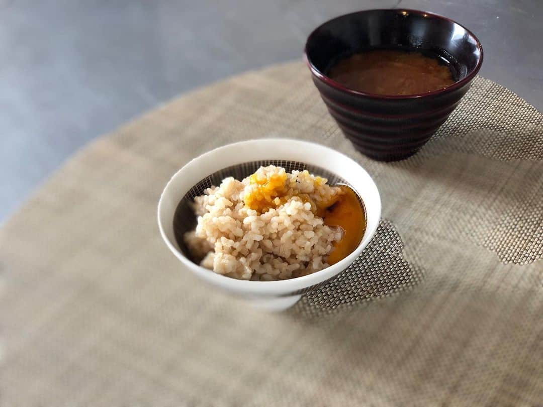 神崎恵さんのインスタグラム写真 - (神崎恵Instagram)「午後から試合の真ん中のお兄ちゃん。朝ごはんもしっかり食べて、お風呂に入って。 いい朝です。 わたしは、卵かけご飯🥚 おだしとお醤油をかけて。 #金芽ロウカット玄米  #おうちごはん」6月22日 10時39分 - megumi_kanzaki