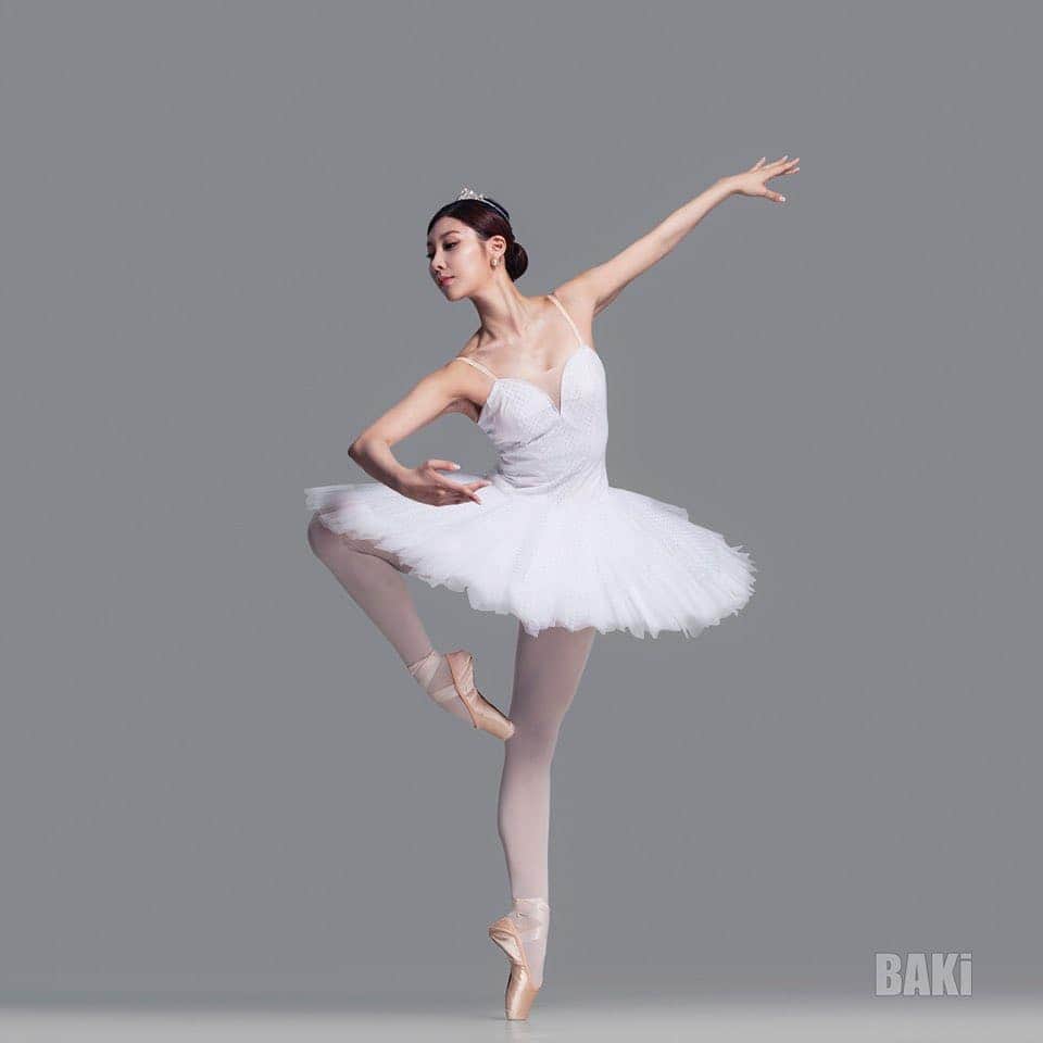 ステファニーさんのインスタグラム写真 - (ステファニーInstagram)「#balletdancer in white #tutu 💎 지난주 촬영때 찍은 #발레프로필 사진이 나왔어요. 티아라..너무 오랜만에 써서 적응안됐지만 나름ㅋㅋ 괜츈치? #스테파니 #발레」6月22日 10時40分 - stephanie_kim