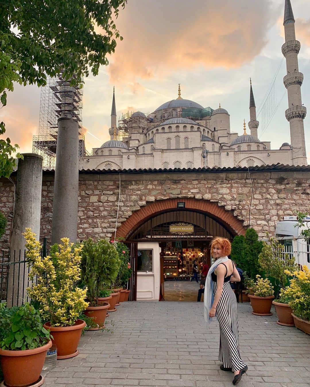 ボニー・モーガンのインスタグラム：「Evening falls in Istanbul #adventuresofbendybonnie #magical #istanbul #bendybonnie」