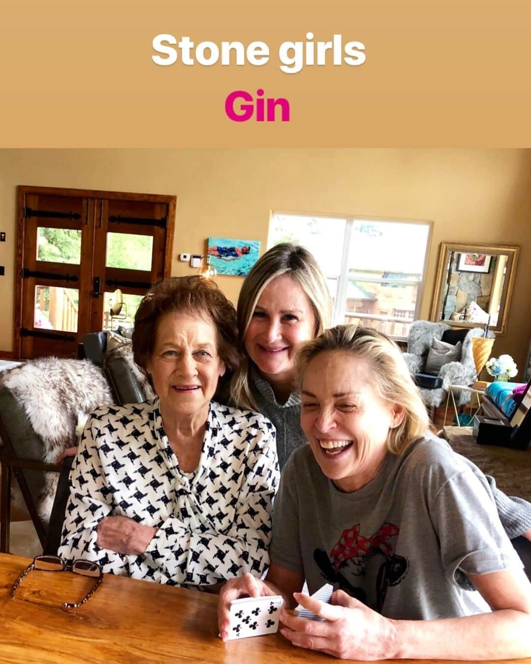 シャロン・ストーンさんのインスタグラム写真 - (シャロン・ストーンInstagram)「Gin.  #StonesGirls #Family」6月22日 10時48分 - sharonstone